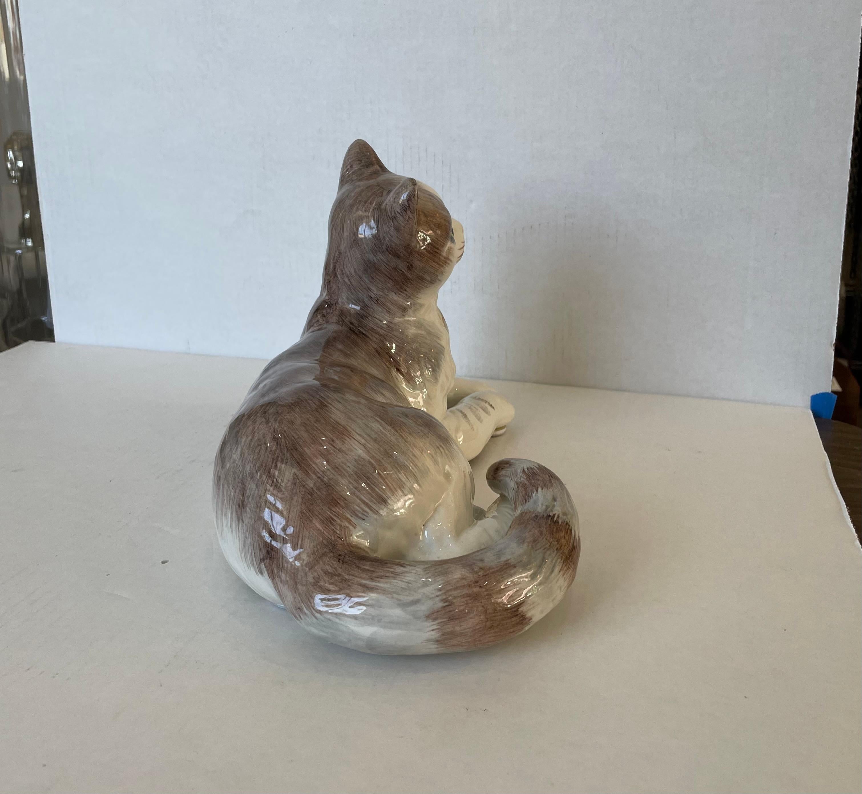 Kunsthandwerkliche Keramikfigur einer liegenden Katze im Angebot 4