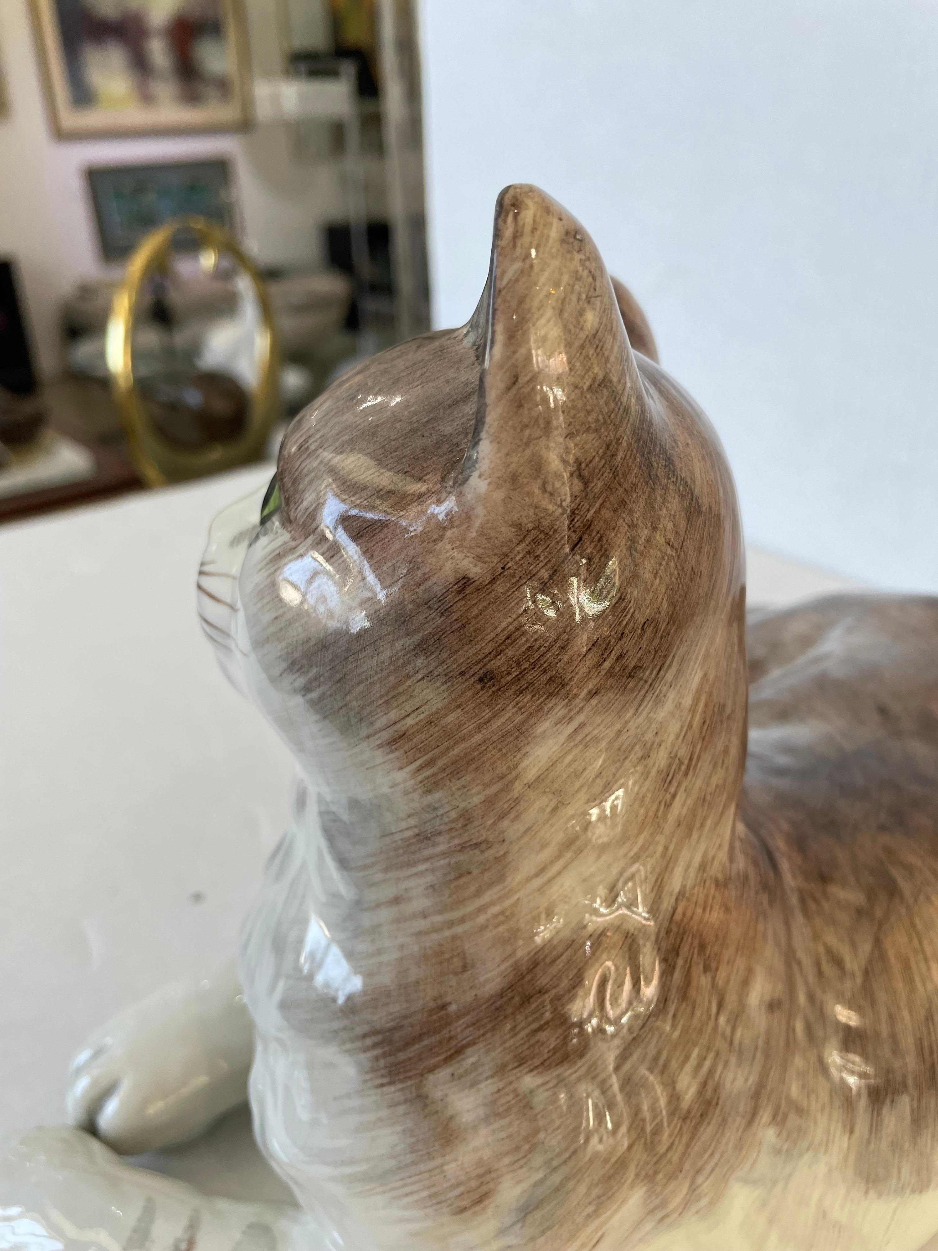 Kunsthandwerkliche Keramikfigur einer liegenden Katze im Angebot 5
