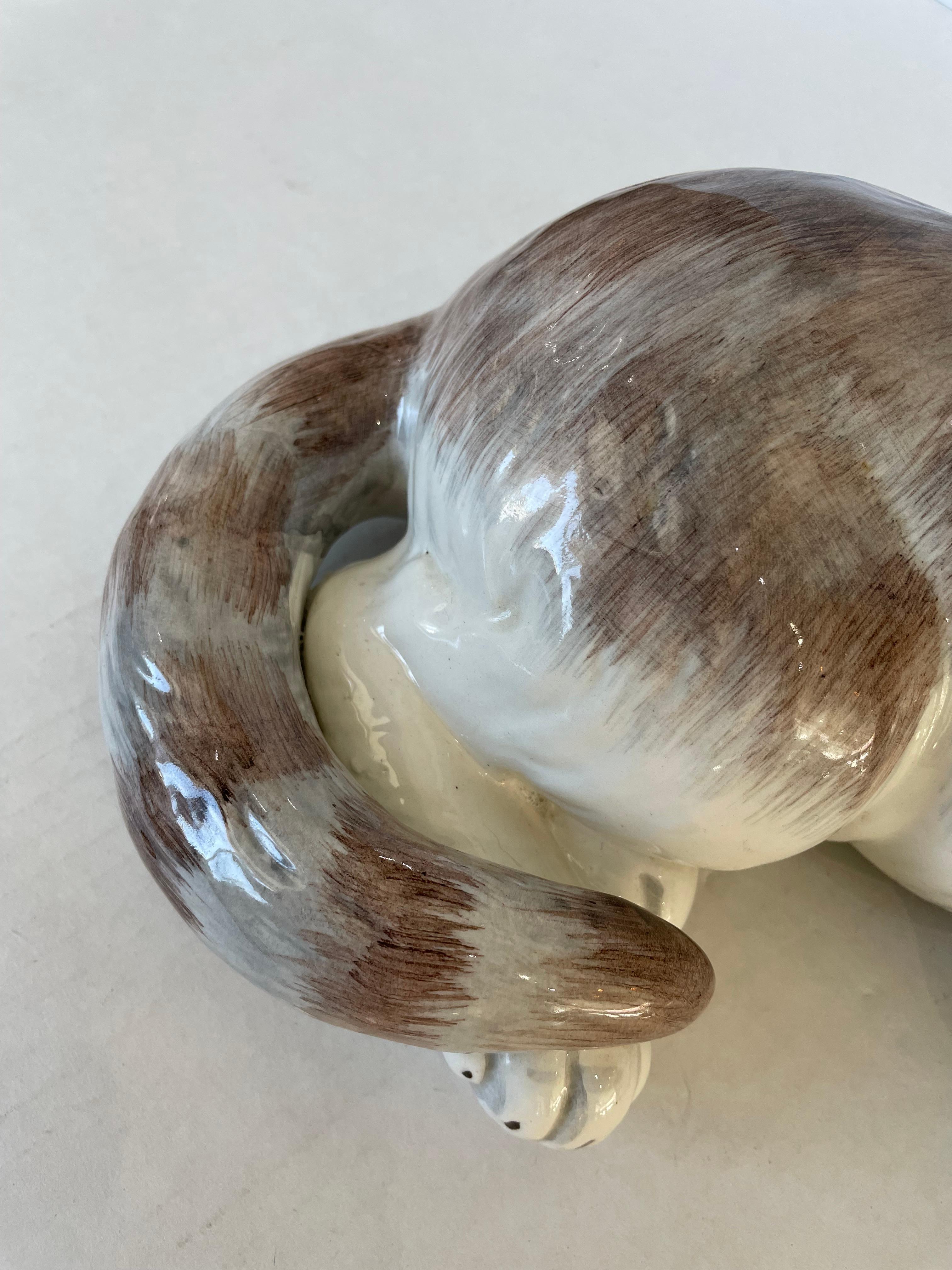 Kunsthandwerkliche Keramikfigur einer liegenden Katze im Angebot 6