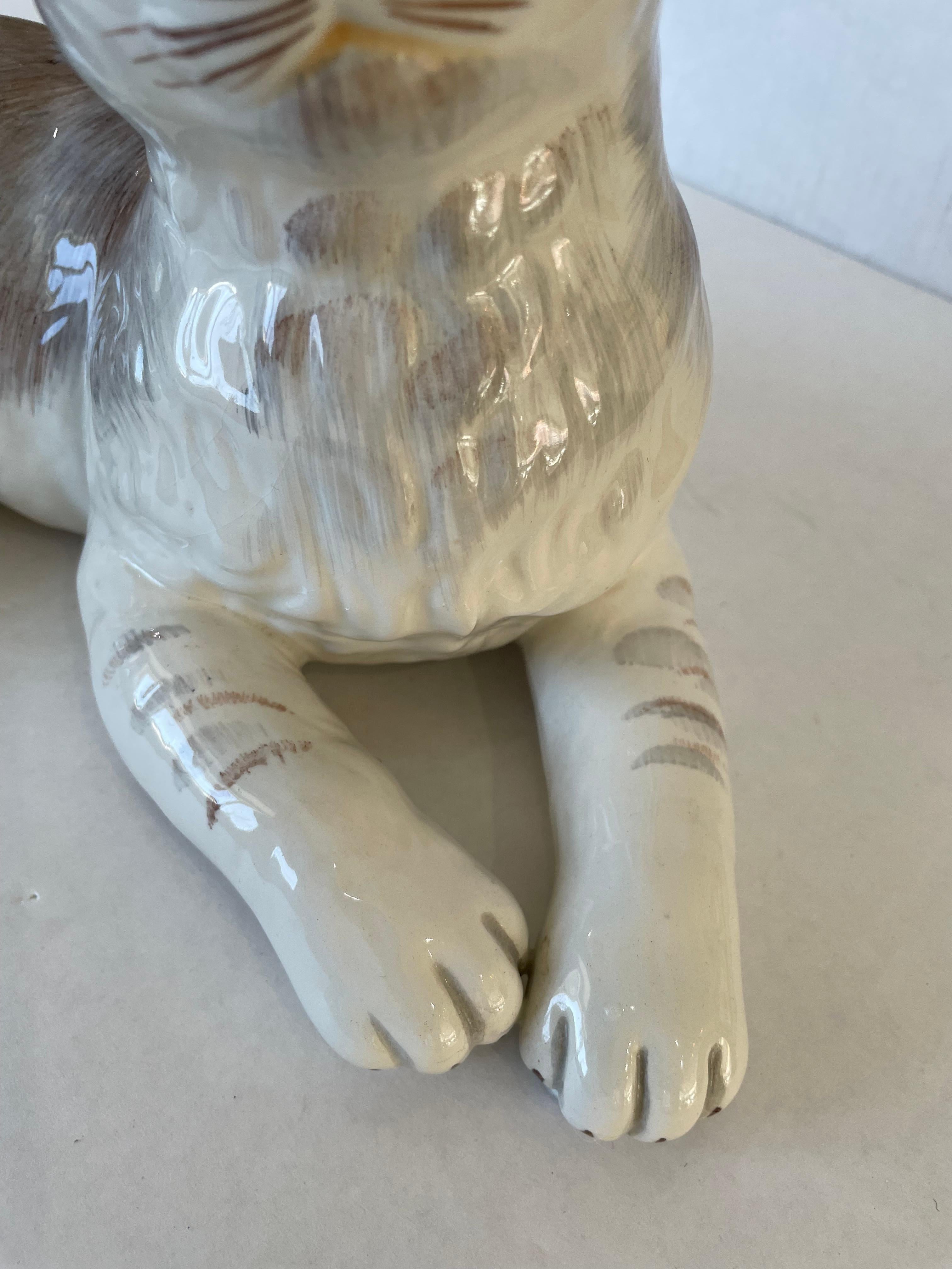 Kunsthandwerkliche Keramikfigur einer liegenden Katze im Angebot 7