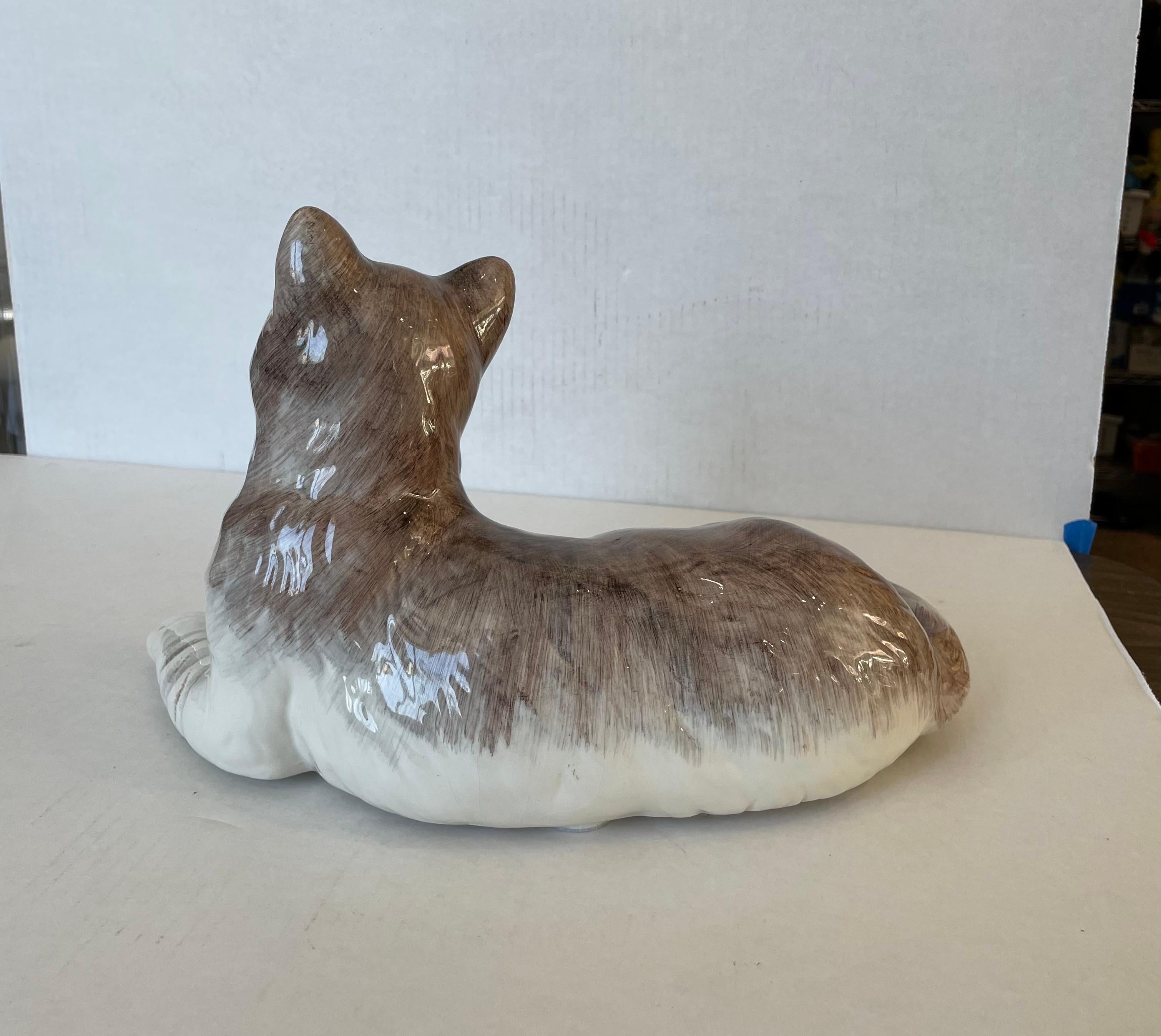 Kunsthandwerkliche Keramikfigur einer liegenden Katze (Romantik) im Angebot