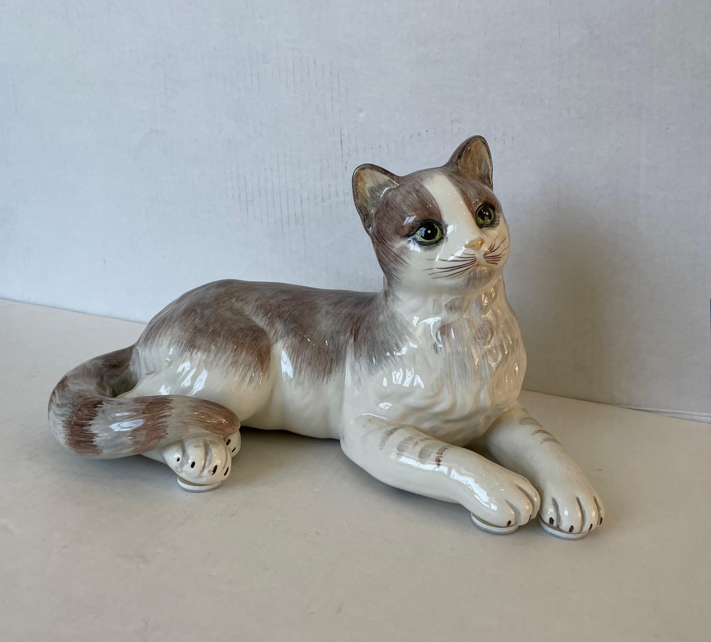 Kunsthandwerkliche Keramikfigur einer liegenden Katze (Italienisch) im Angebot