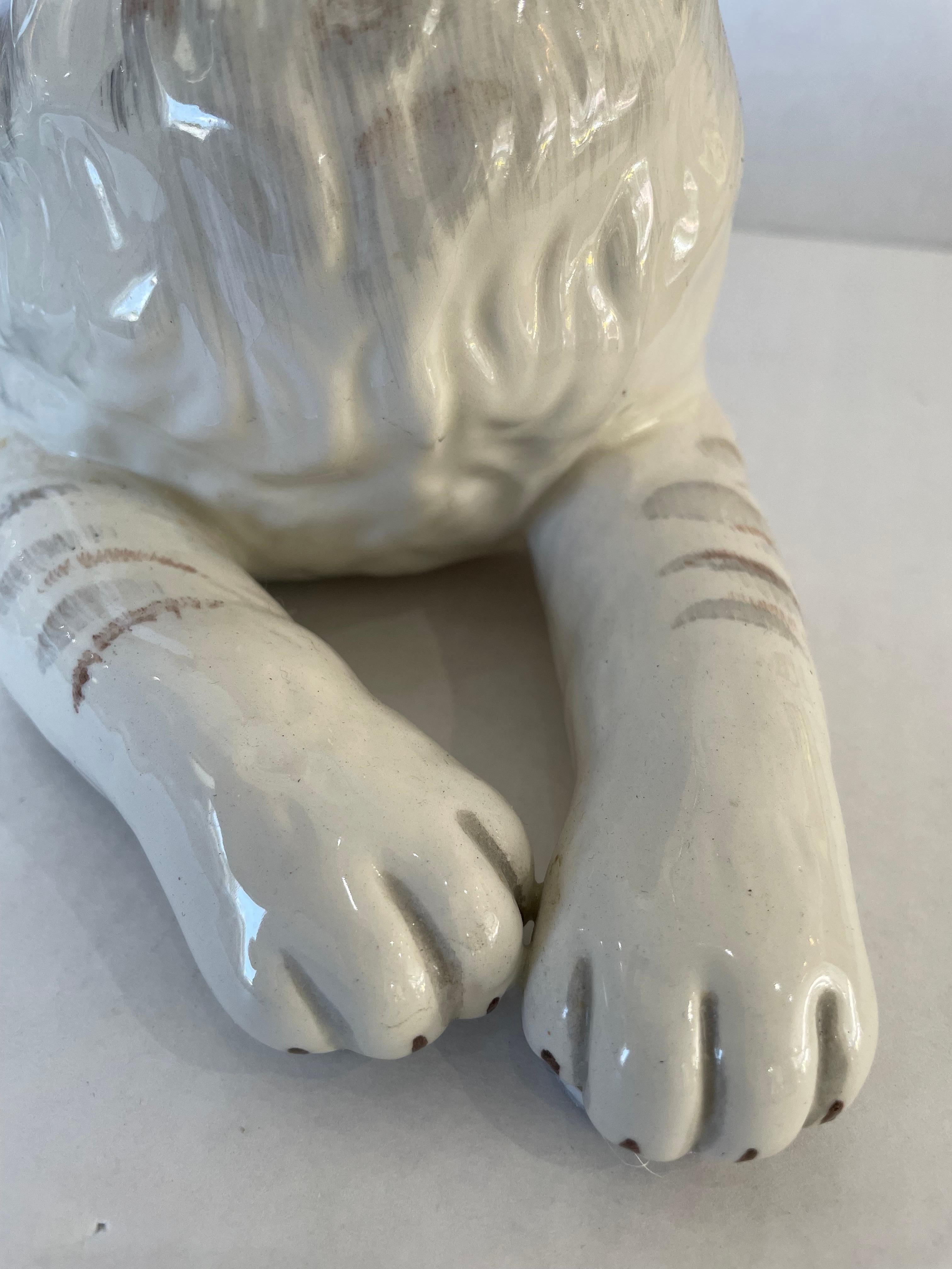 Kunsthandwerkliche Keramikfigur einer liegenden Katze (Handgefertigt) im Angebot