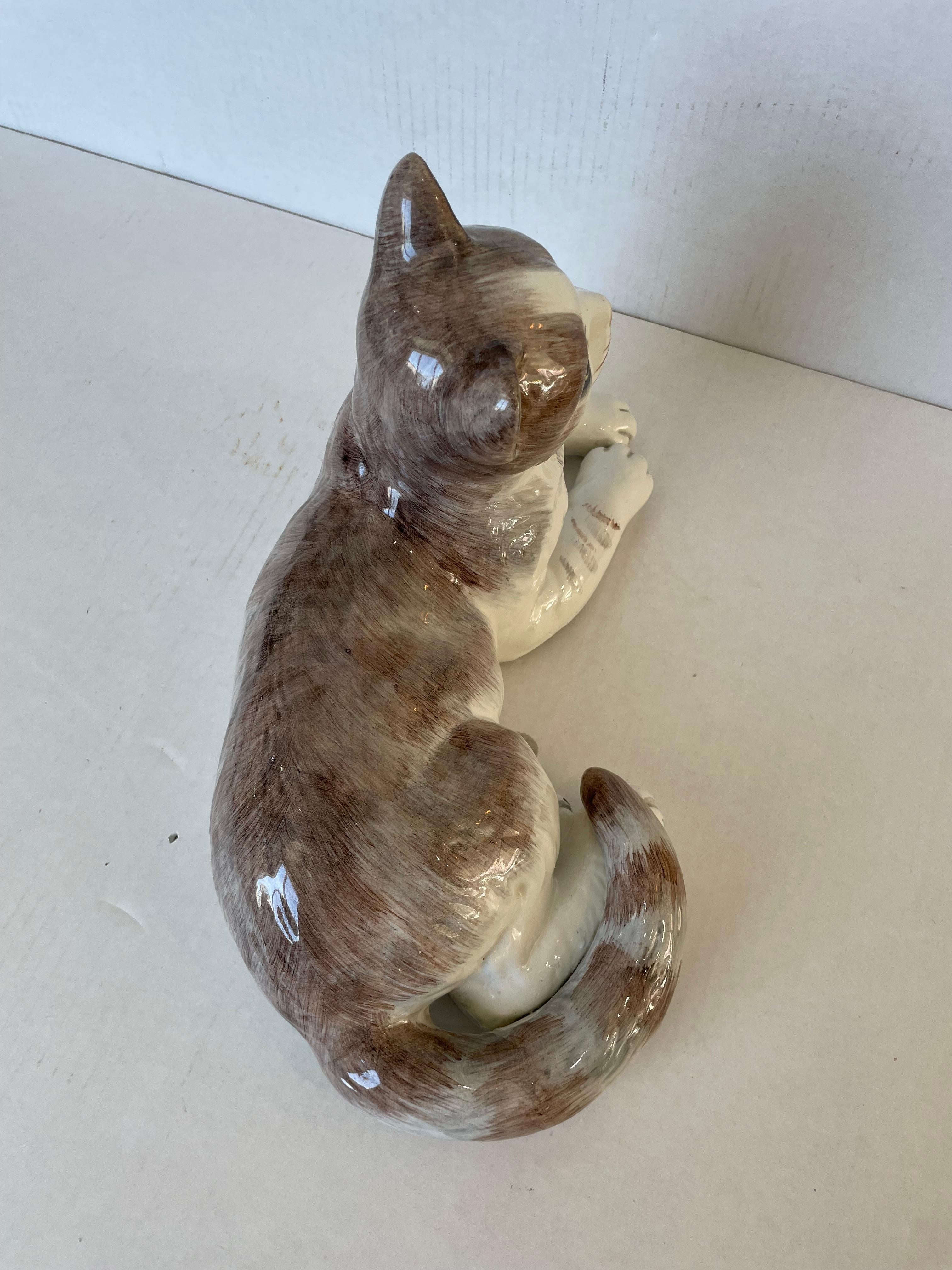 Kunsthandwerkliche Keramikfigur einer liegenden Katze im Zustand „Gut“ im Angebot in West Palm Beach, FL