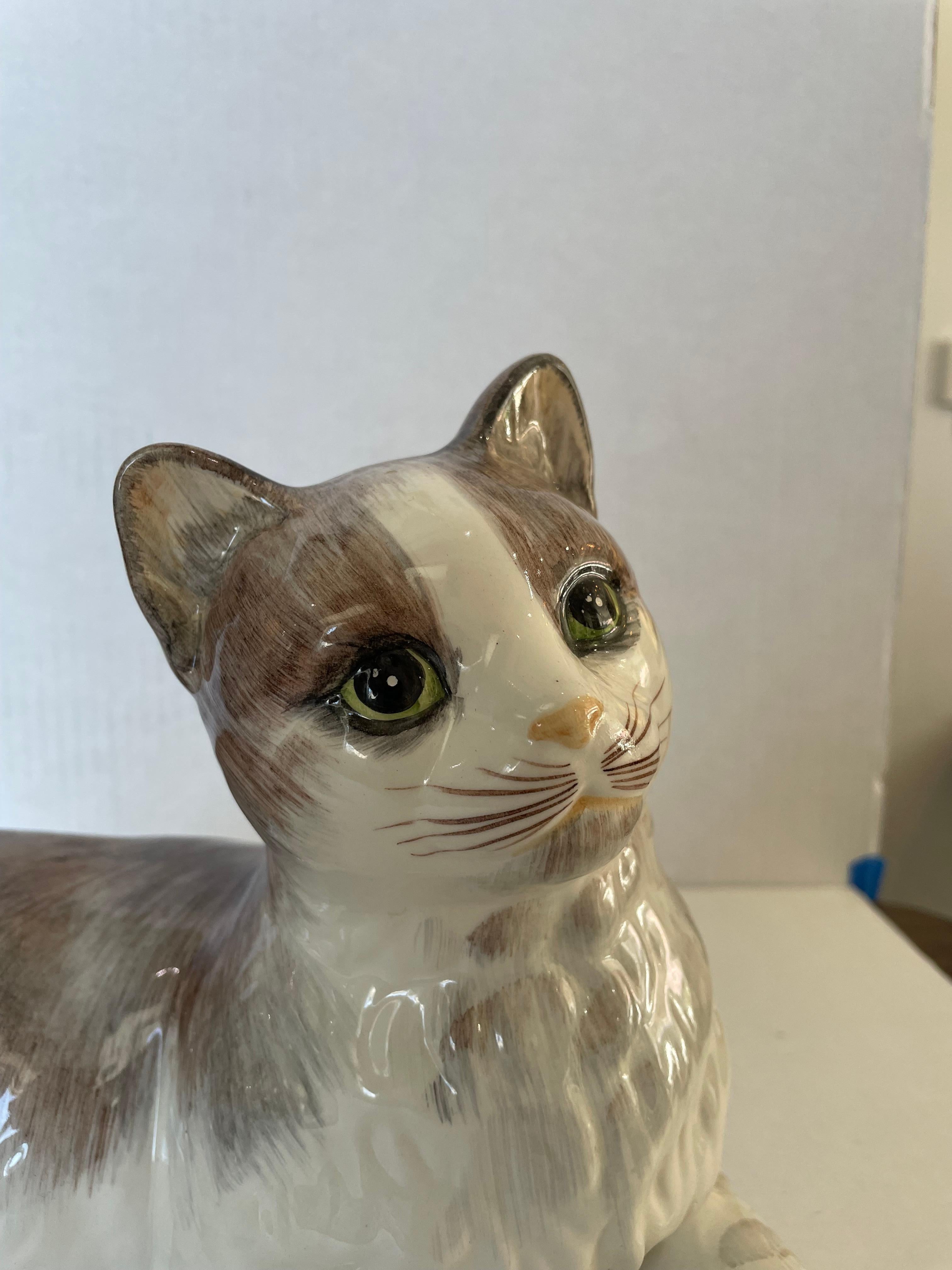 Kunsthandwerkliche Keramikfigur einer liegenden Katze (20. Jahrhundert) im Angebot