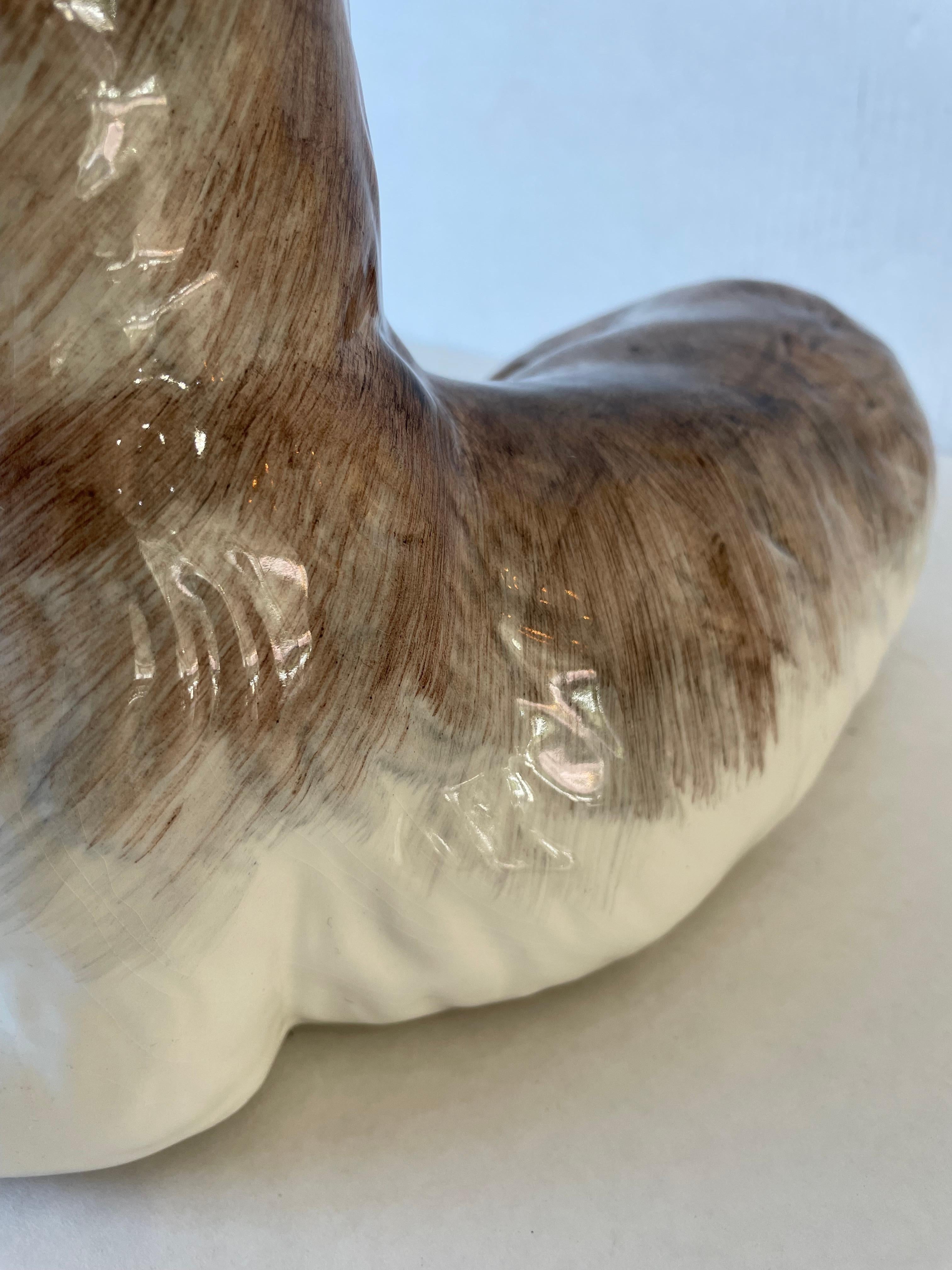 Kunsthandwerkliche Keramikfigur einer liegenden Katze im Angebot 2