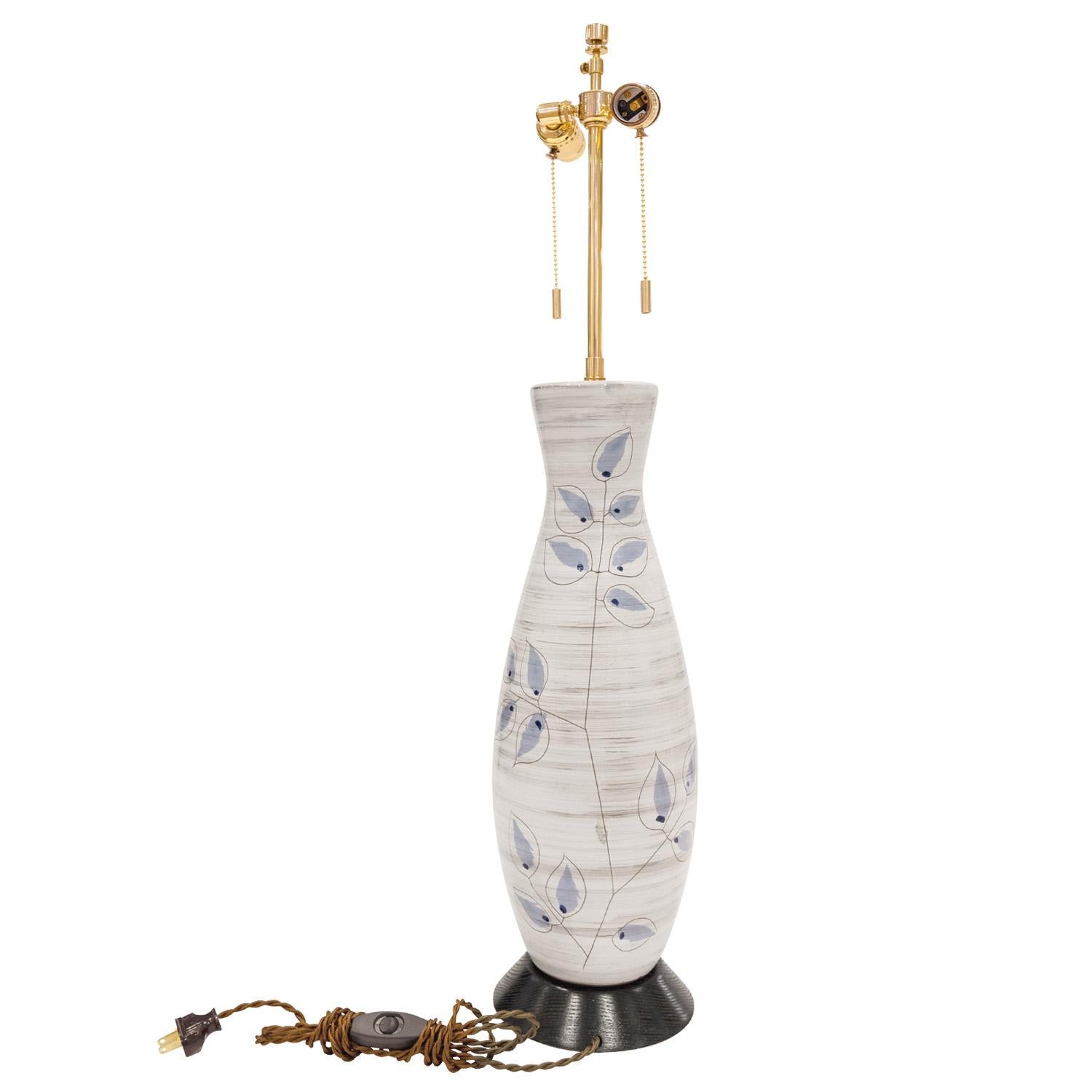 Mid-Century Modern Lampe de table en céramique artisanale avec feuilles bleues, années 1950 en vente