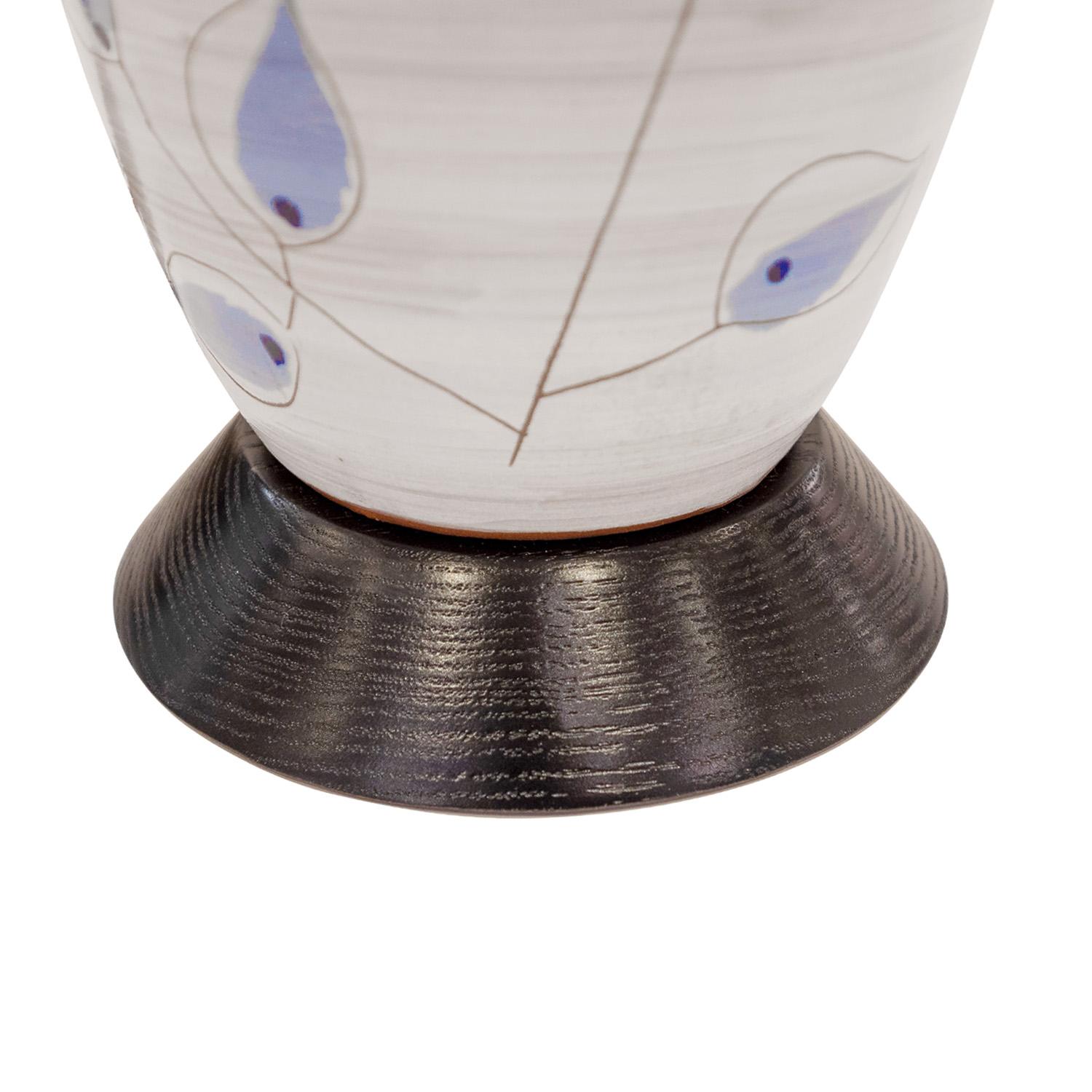 Fait main Lampe de table en céramique artisanale avec feuilles bleues, années 1950 en vente