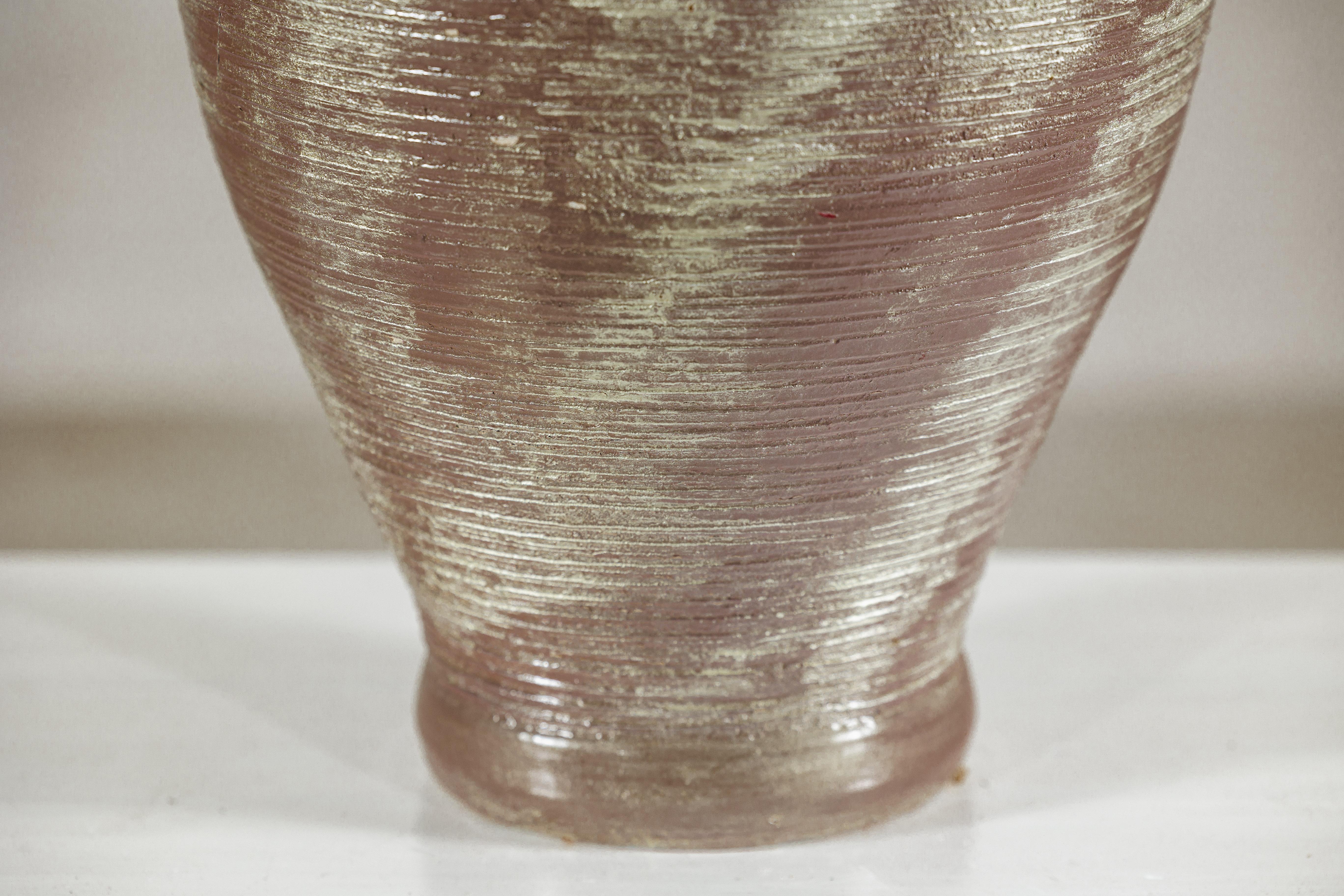 Jarrón de cerámica artesanal con esmalte malva plateado y borde texturado en venta 6