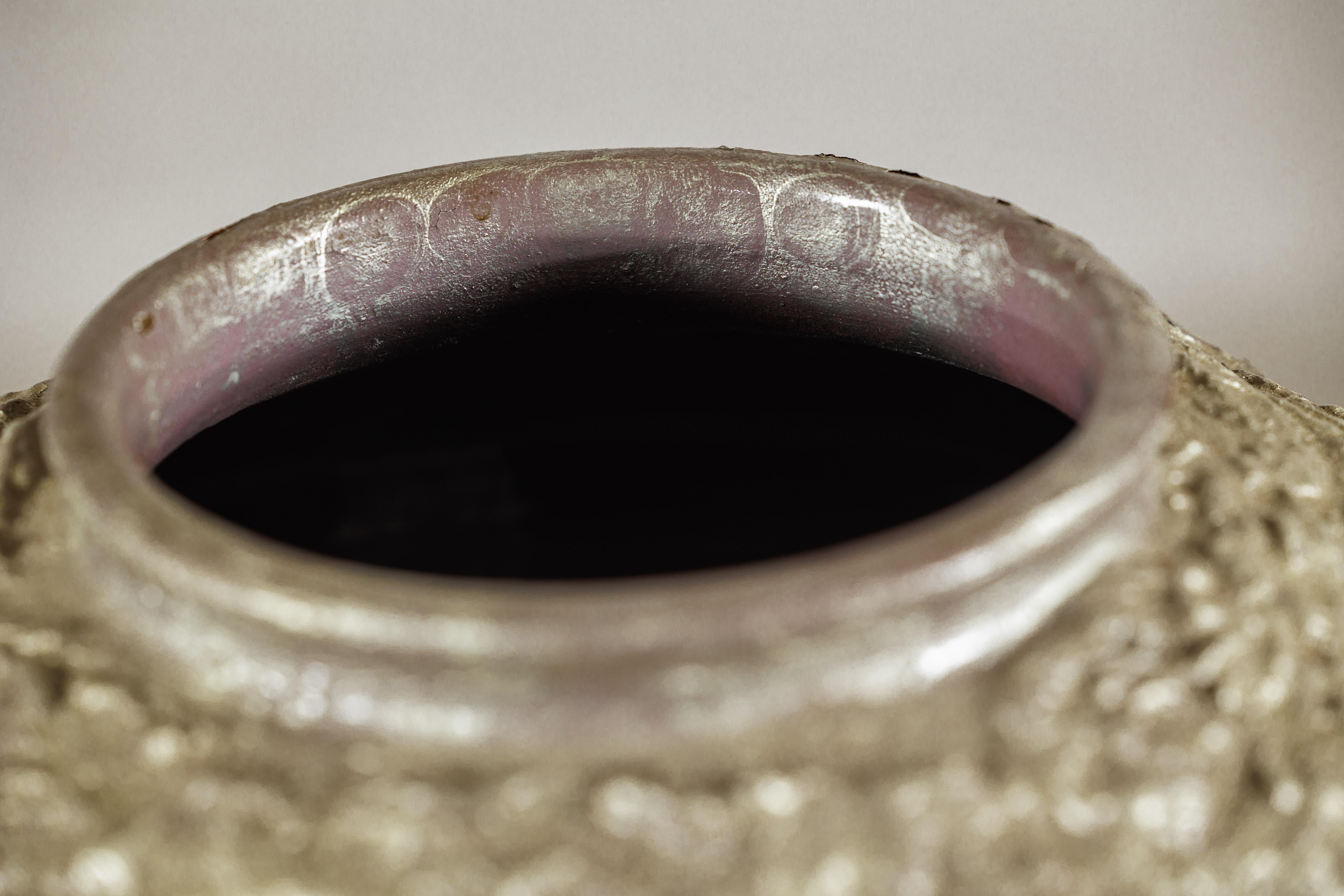 Jarrón de cerámica artesanal con esmalte malva plateado y borde texturado en venta 8