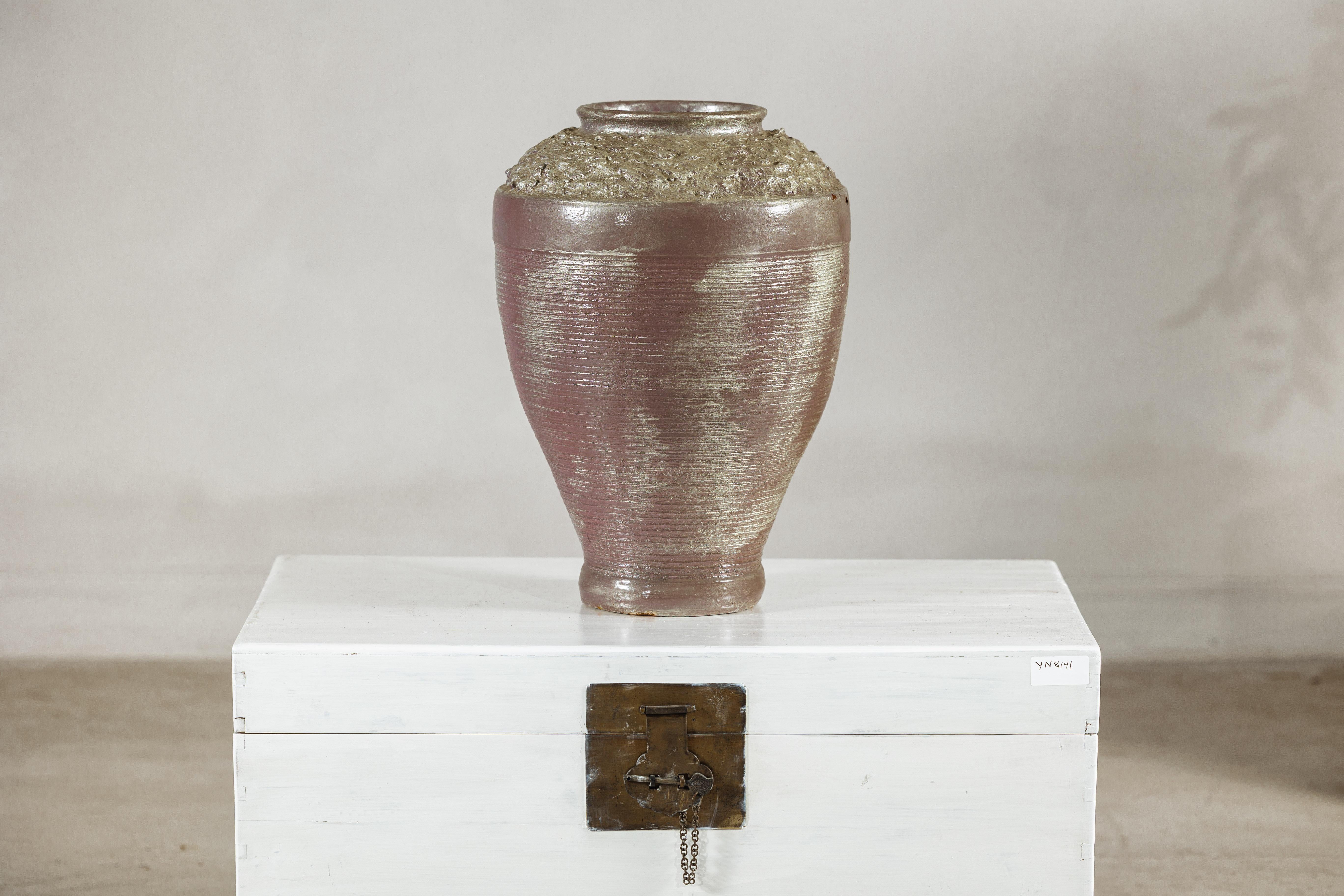 Jarrón de cerámica artesanal con esmalte malva plateado y borde texturado Glaseado en venta