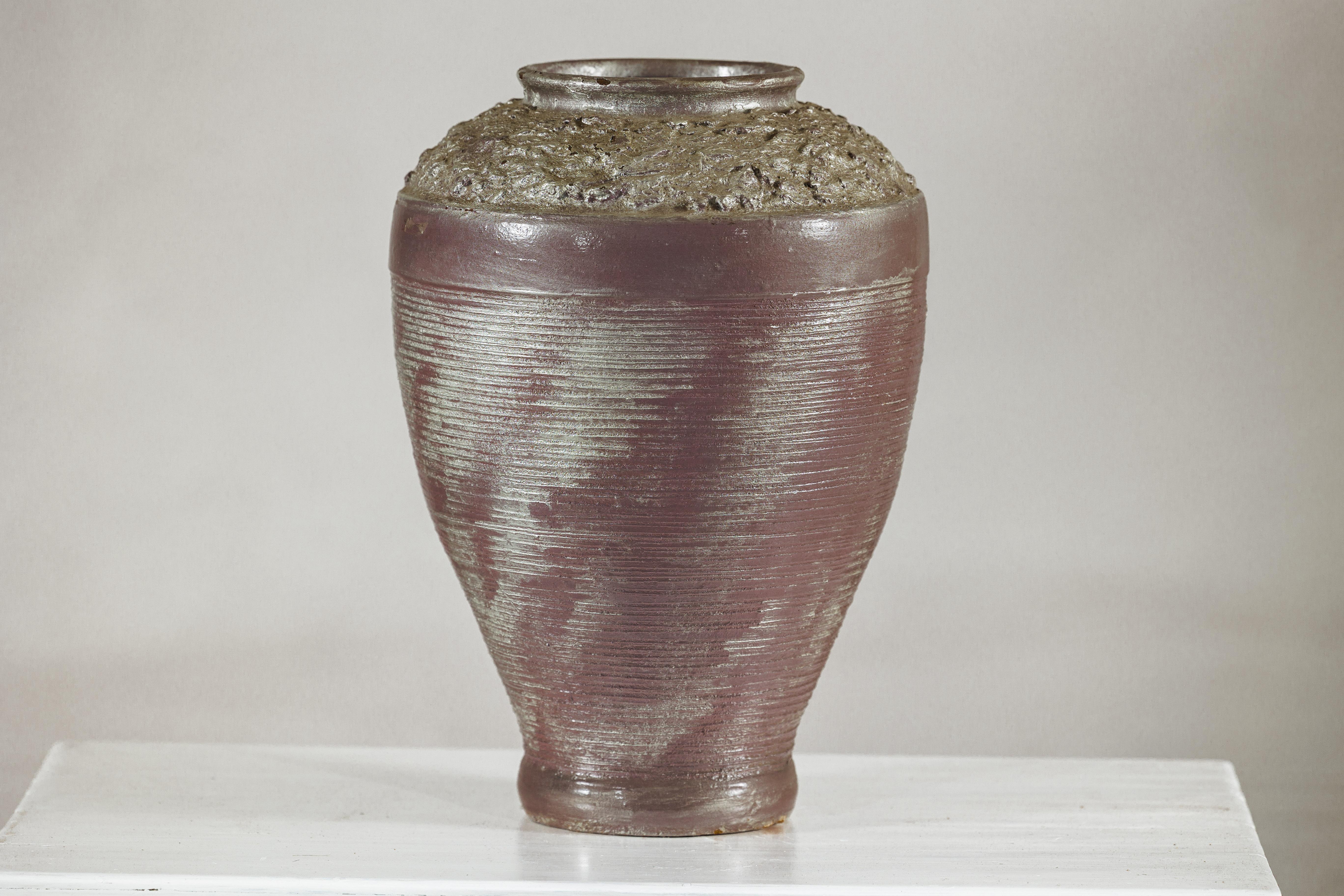 Jarrón de cerámica artesanal con esmalte malva plateado y borde texturado siglo XX en venta