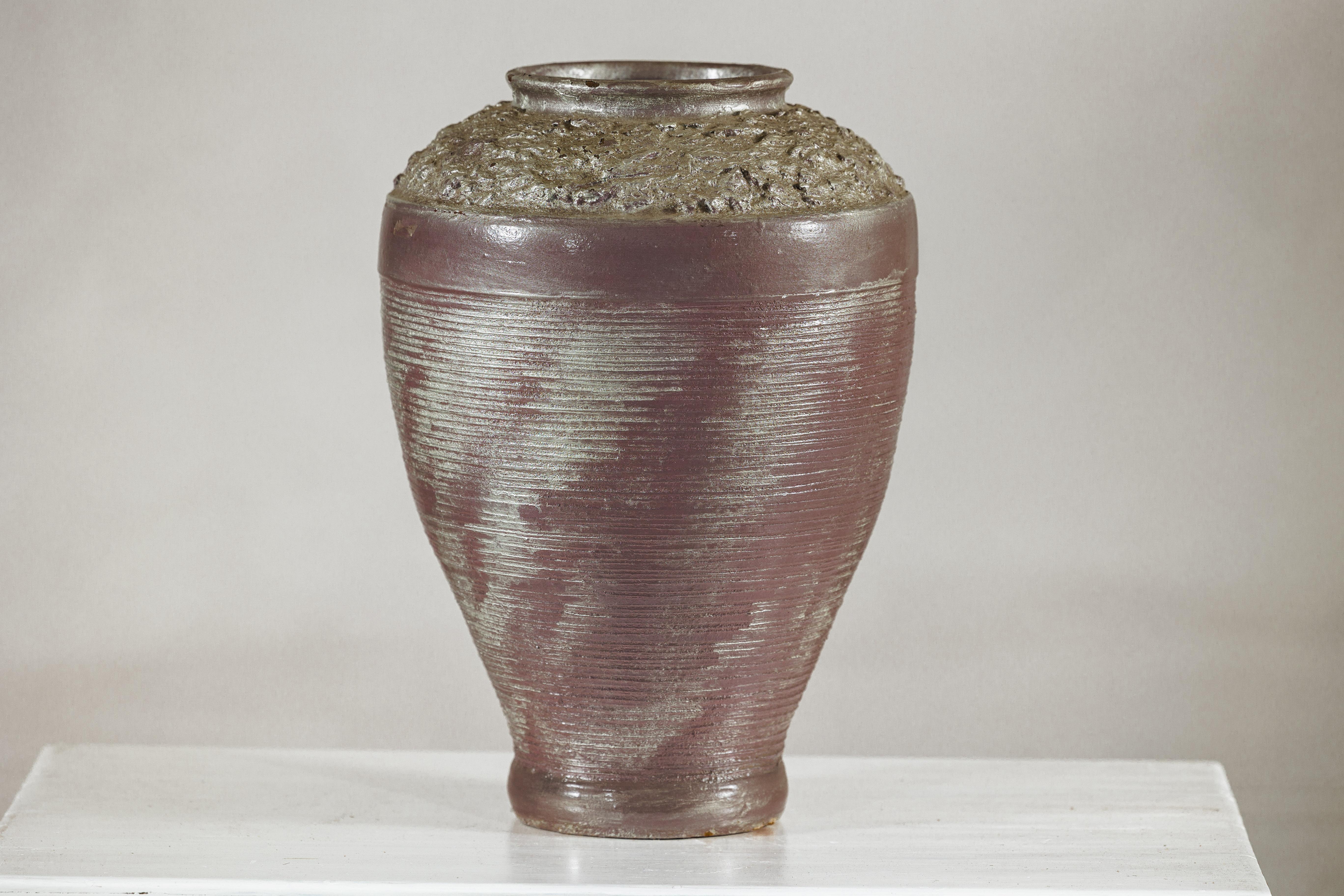 Jarrón de cerámica artesanal con esmalte malva plateado y borde texturado Cerámico en venta