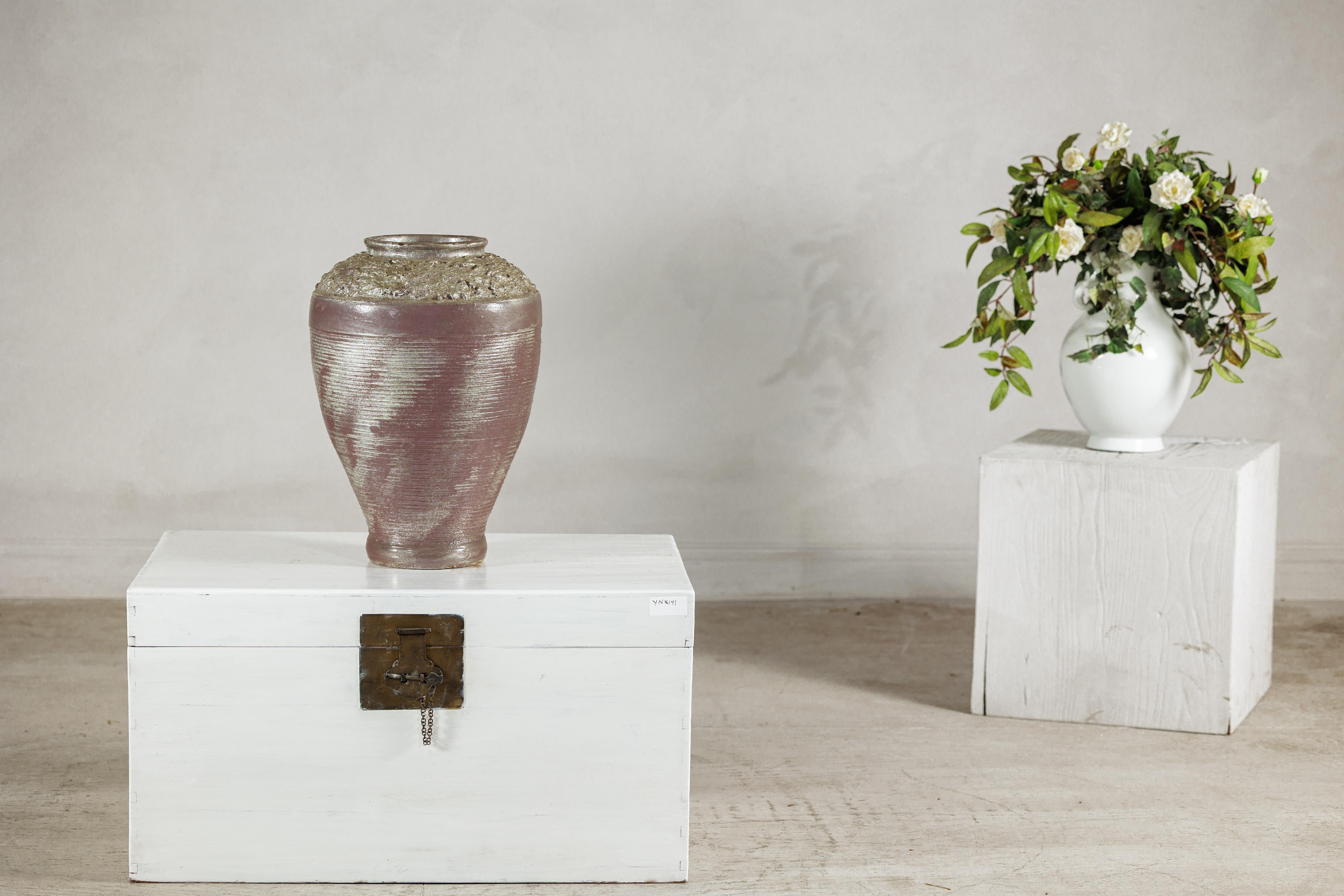 Jarrón de cerámica artesanal con esmalte malva plateado y borde texturado en venta 1