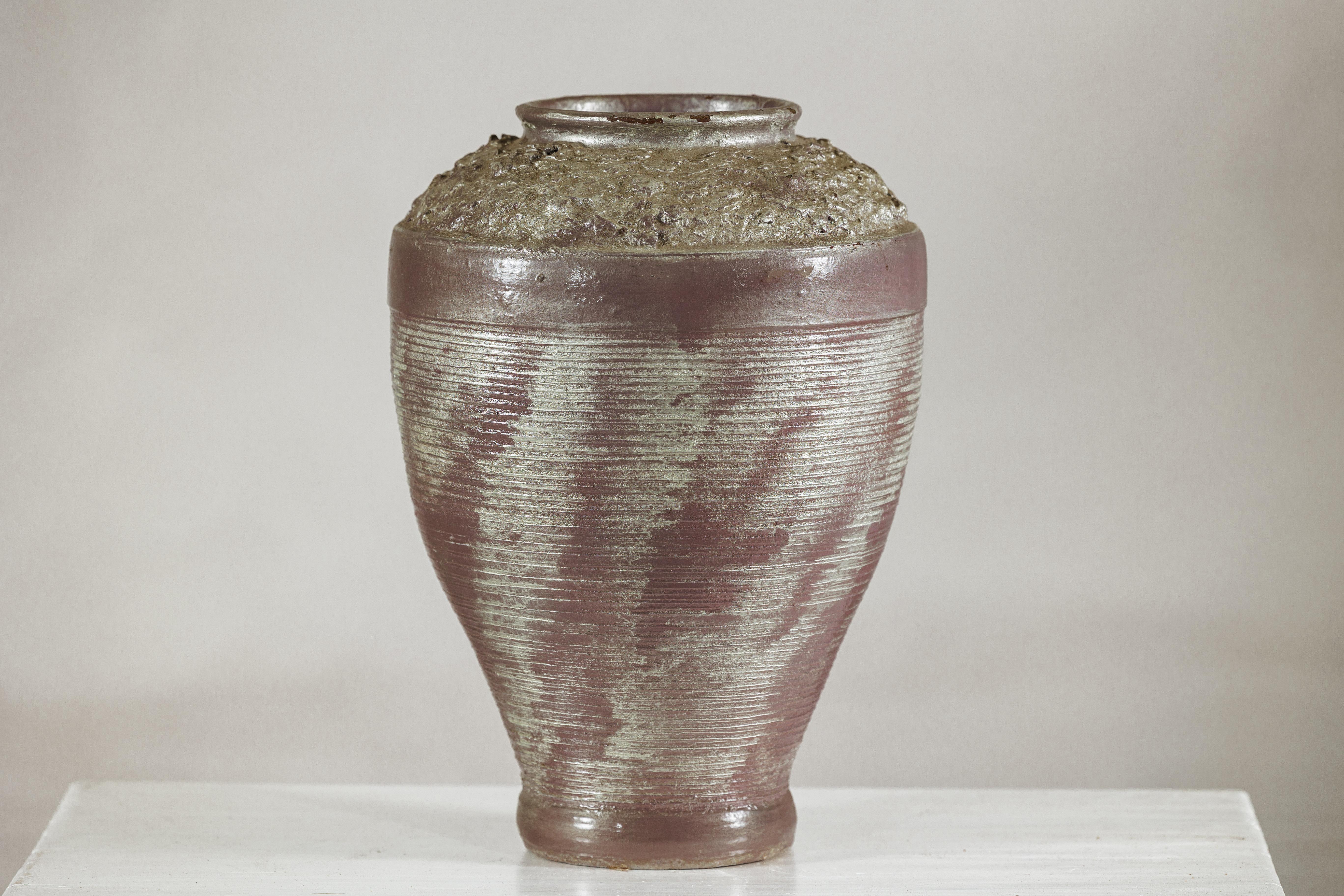 Jarrón de cerámica artesanal con esmalte malva plateado y borde texturado en venta 2