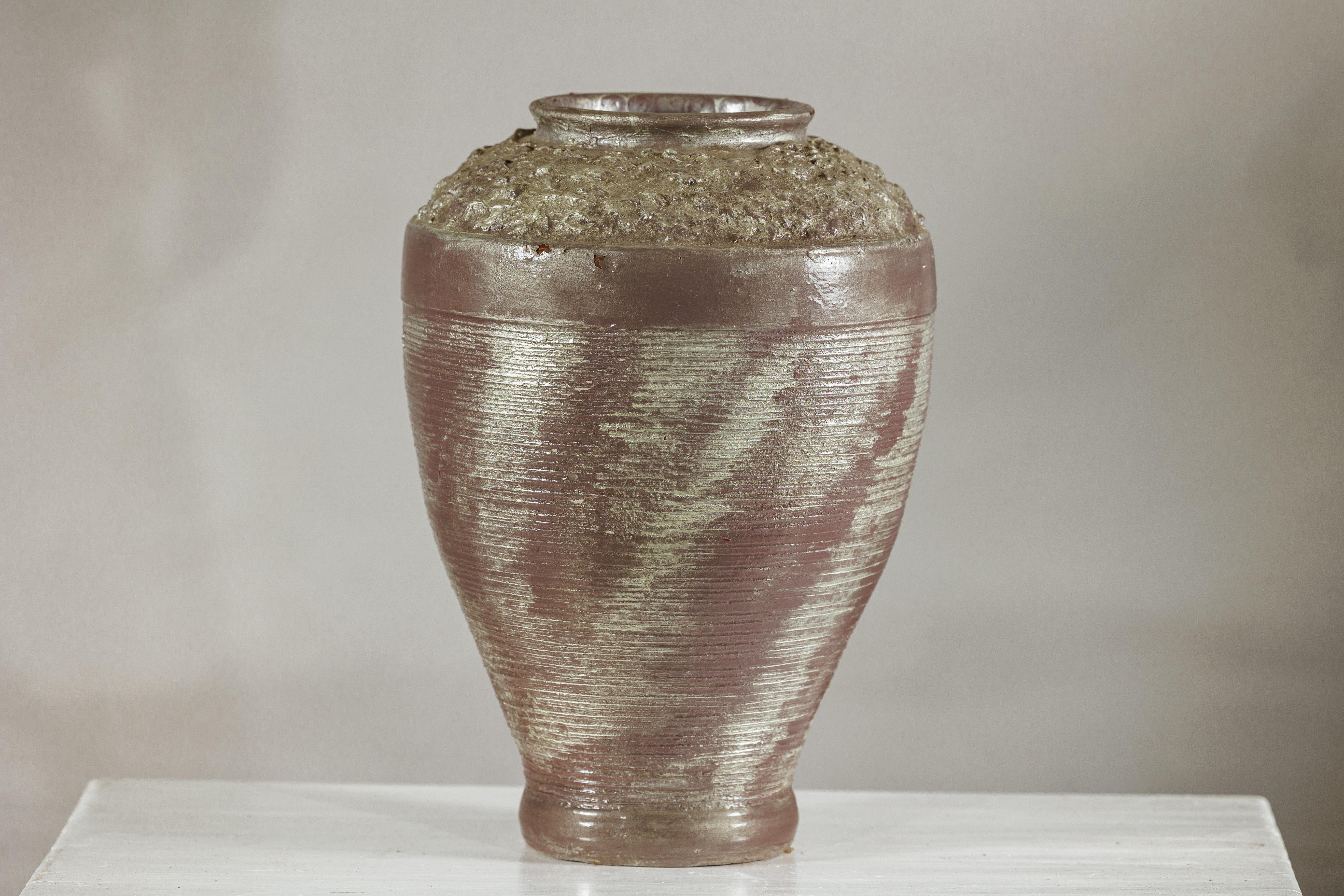 Jarrón de cerámica artesanal con esmalte malva plateado y borde texturado en venta 3