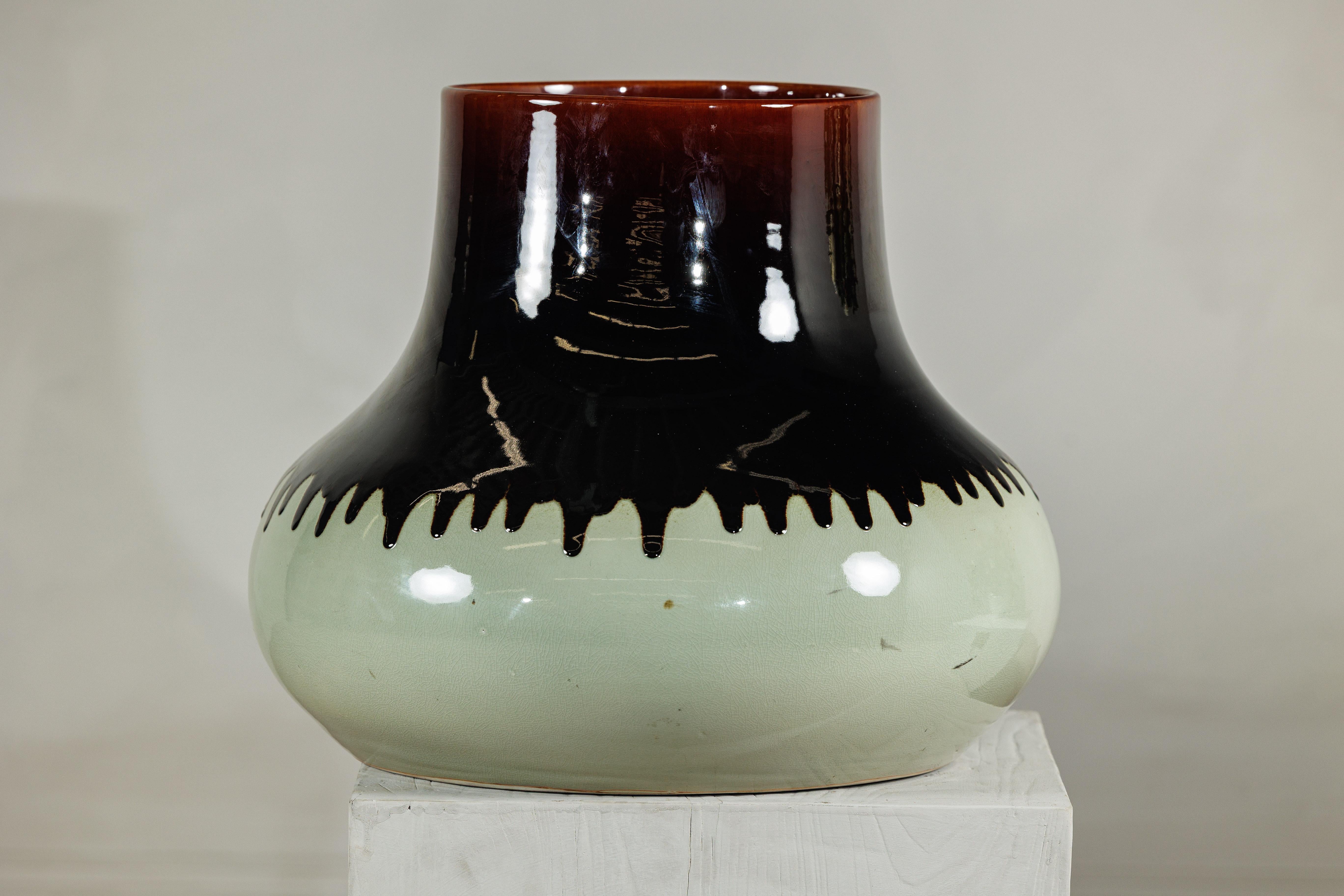 Vaso in ceramica artigianale con smalto bicolore e ampia apertura della bocca in vendita 4