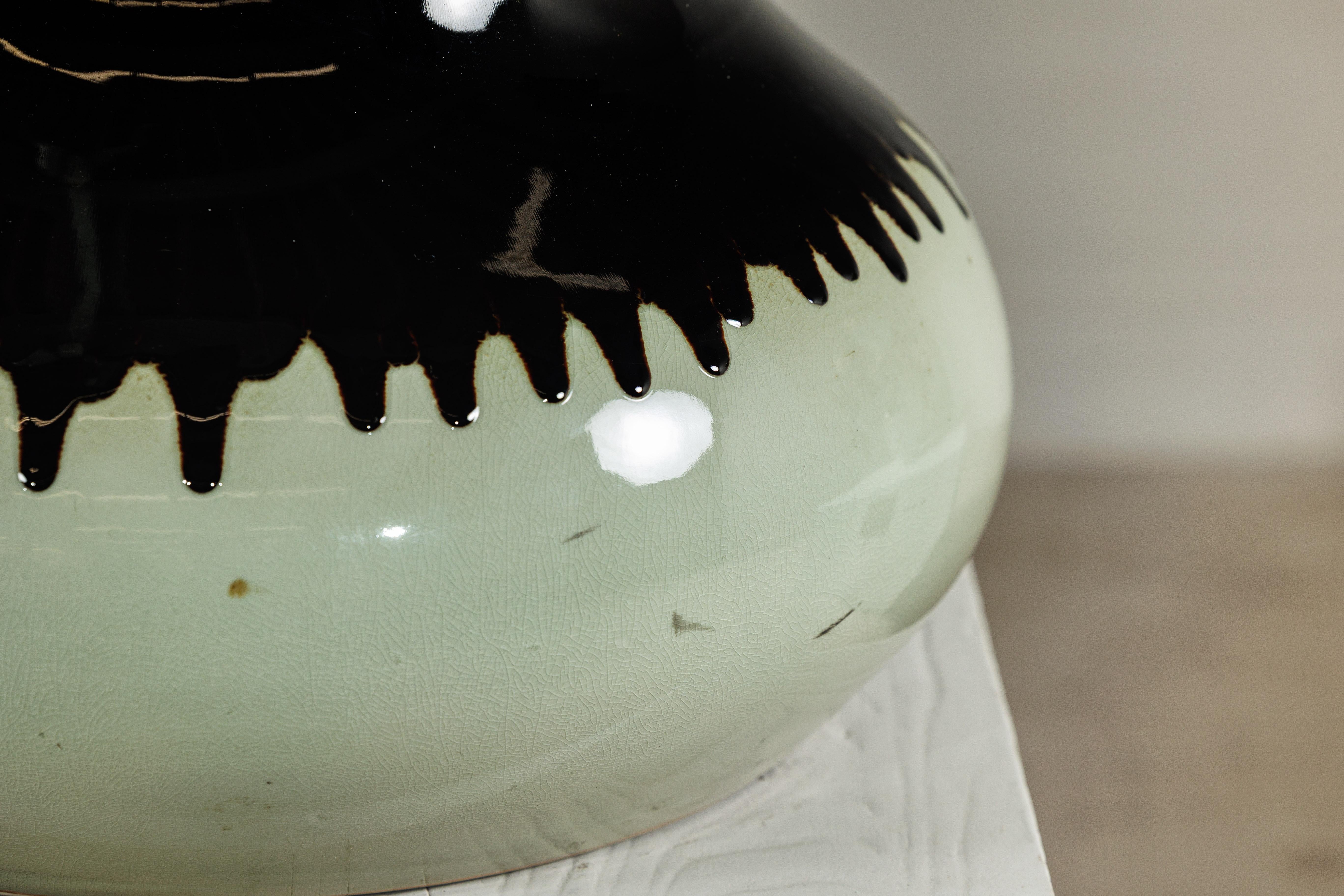 Vaso in ceramica artigianale con smalto bicolore e ampia apertura della bocca in vendita 8