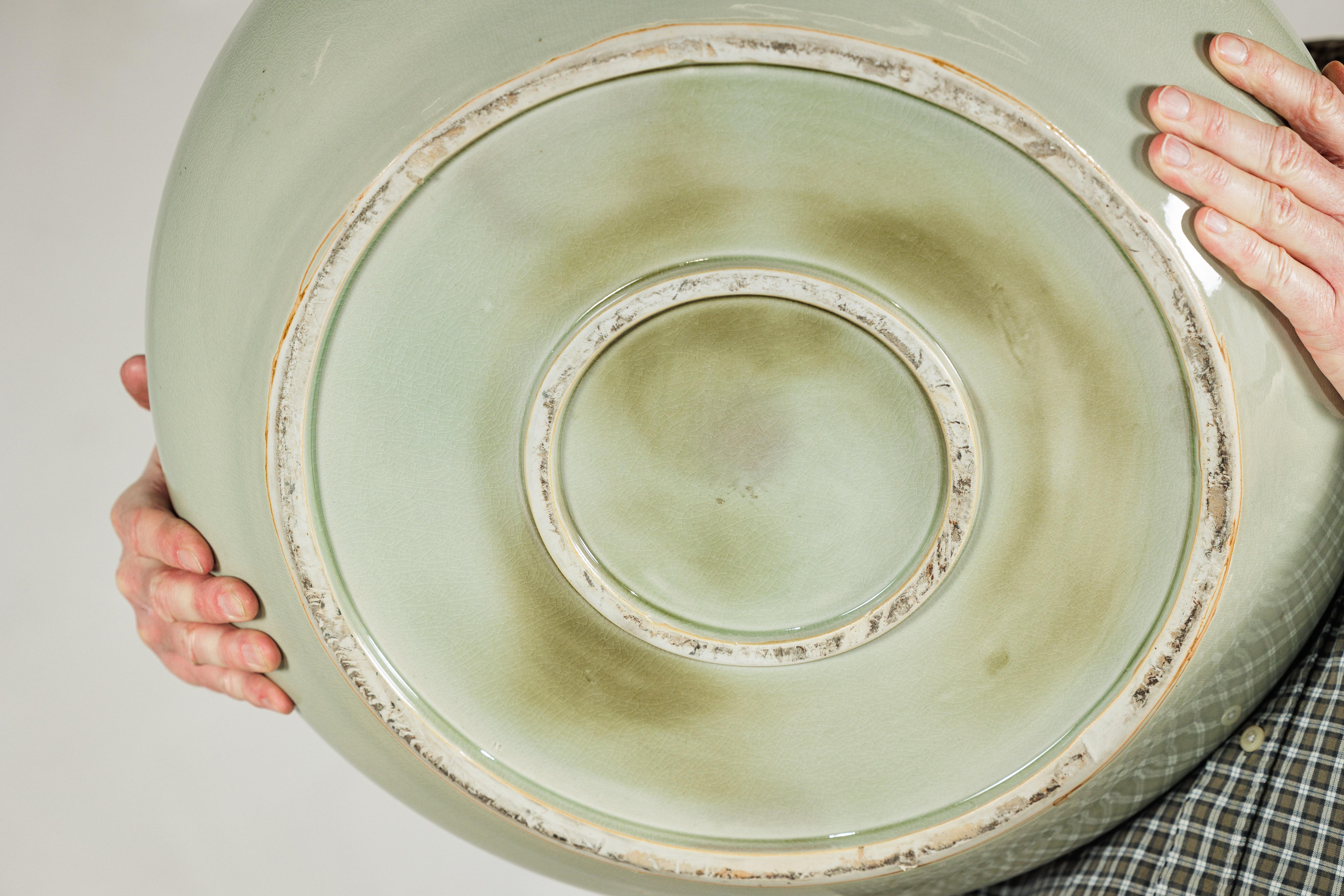 Vaso in ceramica artigianale con smalto bicolore e ampia apertura della bocca in vendita 10