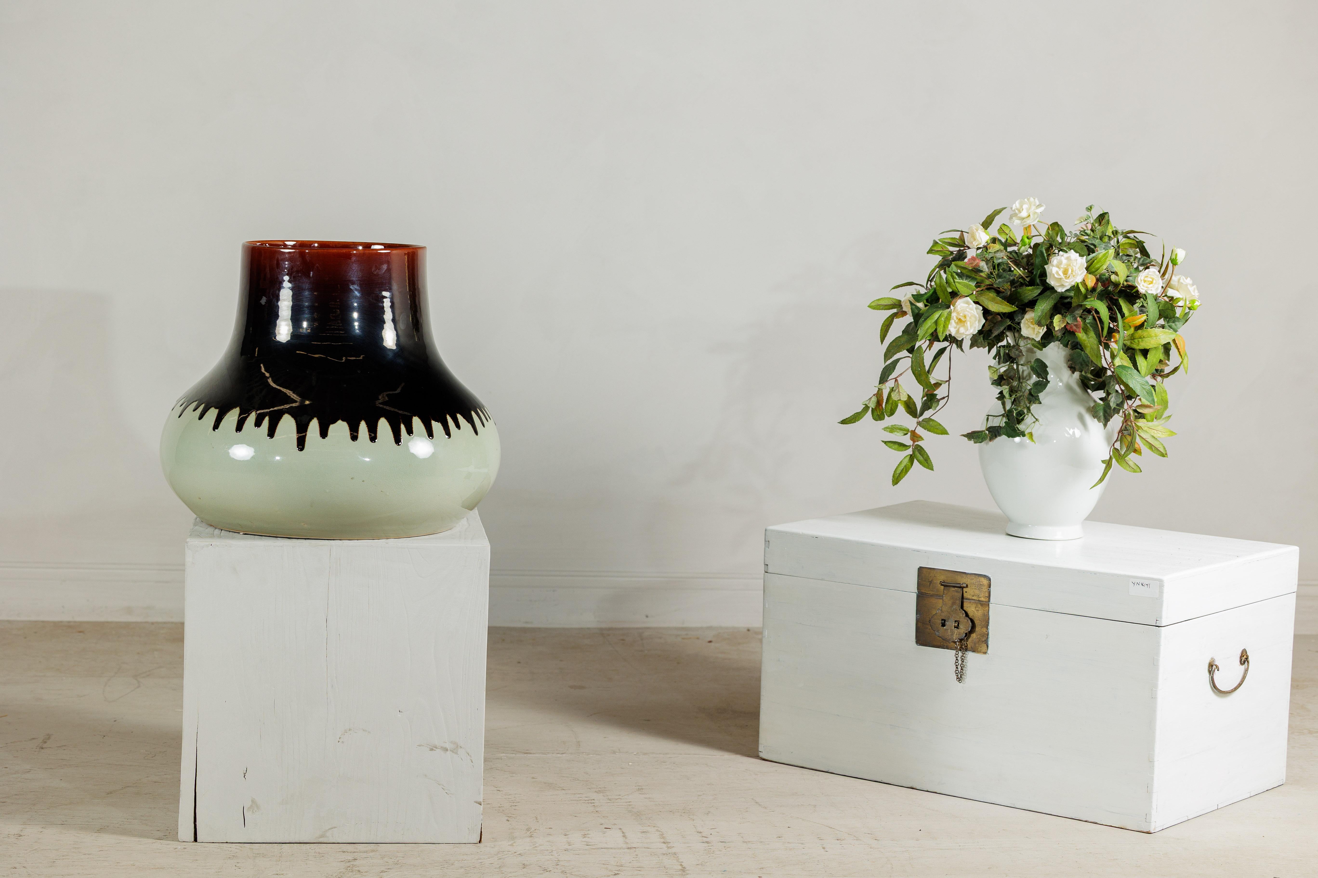 Smaltato Vaso in ceramica artigianale con smalto bicolore e ampia apertura della bocca in vendita