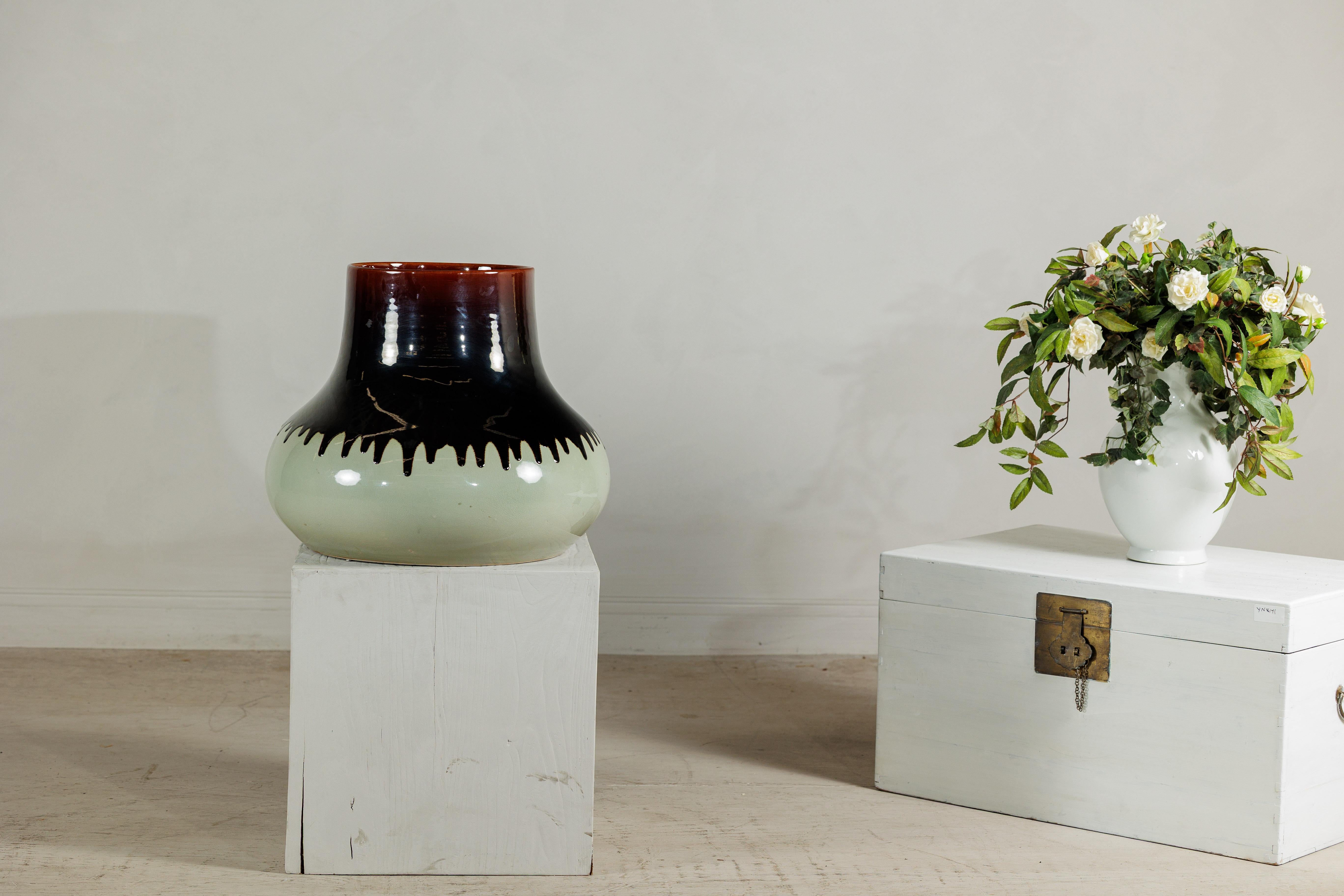 Vaso in ceramica artigianale con smalto bicolore e ampia apertura della bocca In condizioni buone in vendita a Yonkers, NY