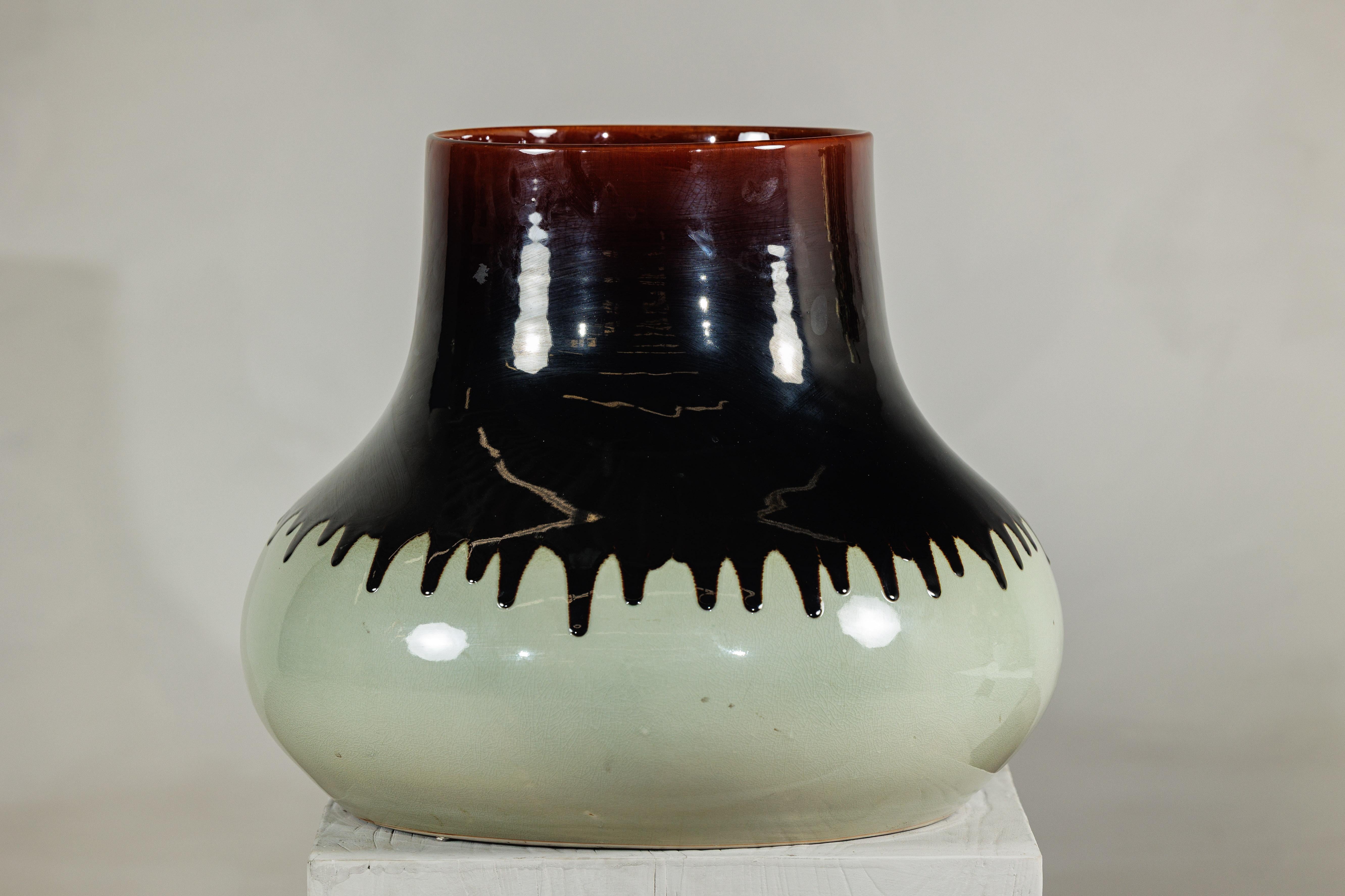 Ceramica Vaso in ceramica artigianale con smalto bicolore e ampia apertura della bocca in vendita