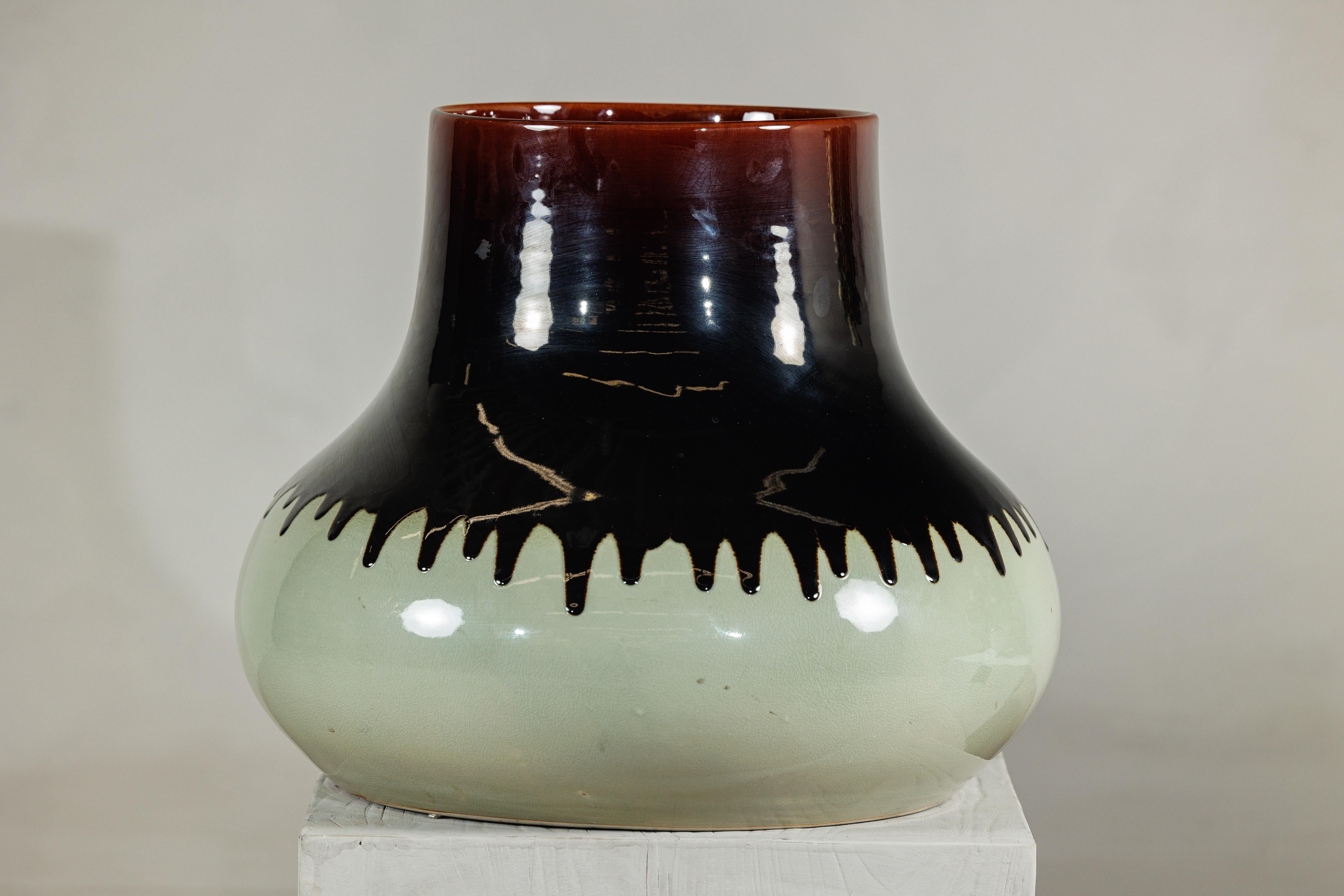 Vaso in ceramica artigianale con smalto bicolore e ampia apertura della bocca in vendita 1