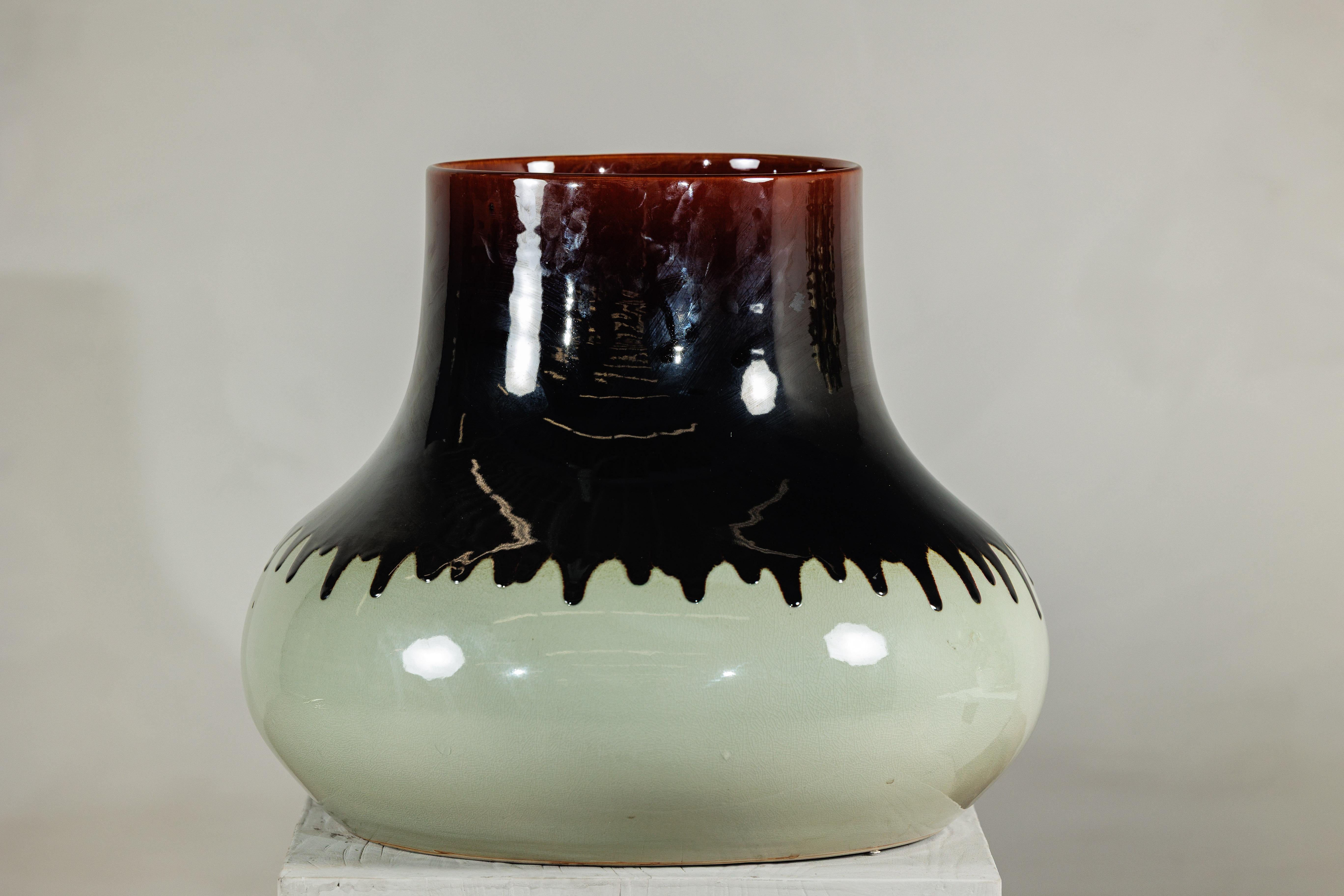 Vaso in ceramica artigianale con smalto bicolore e ampia apertura della bocca in vendita 2