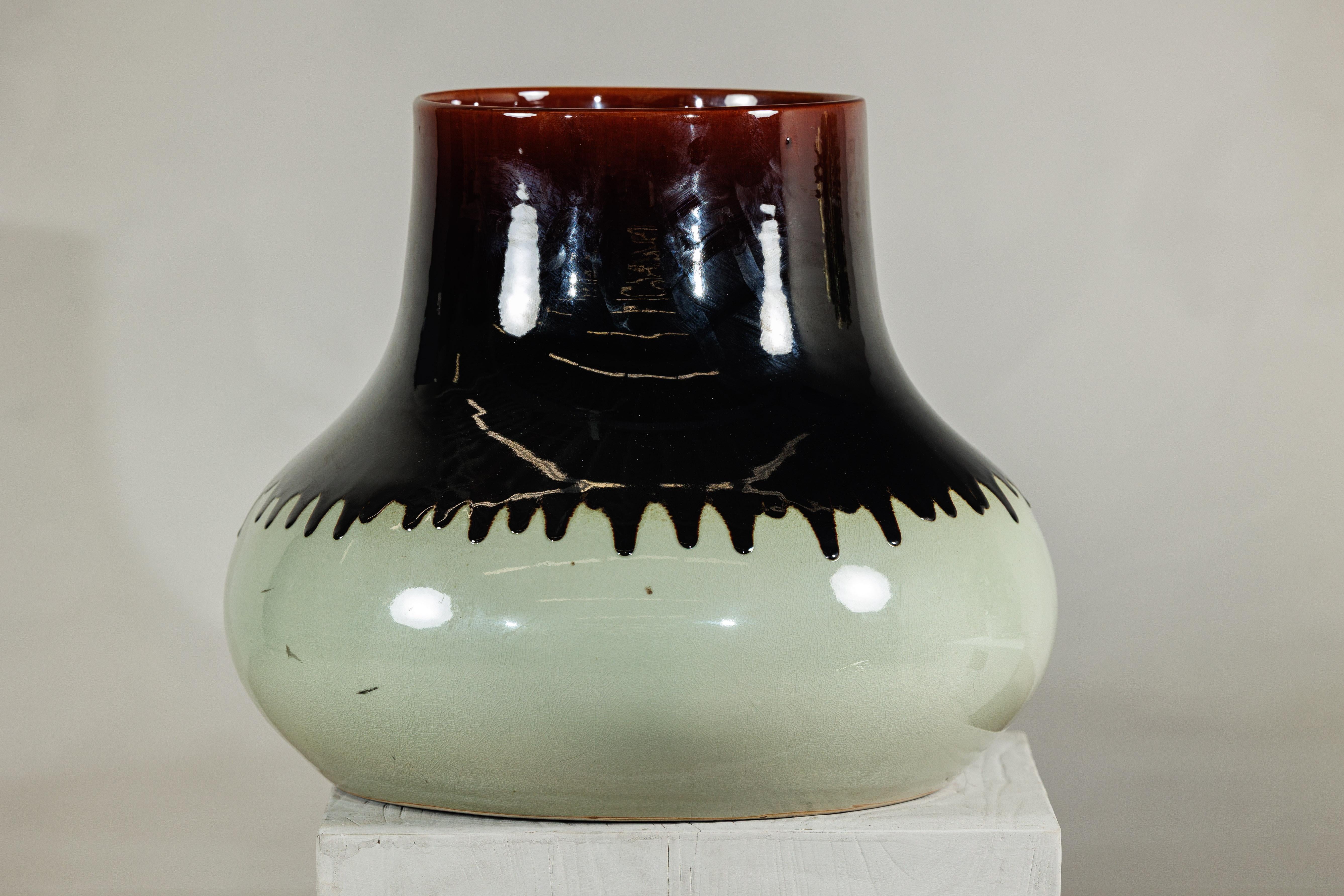 Vaso in ceramica artigianale con smalto bicolore e ampia apertura della bocca in vendita 3