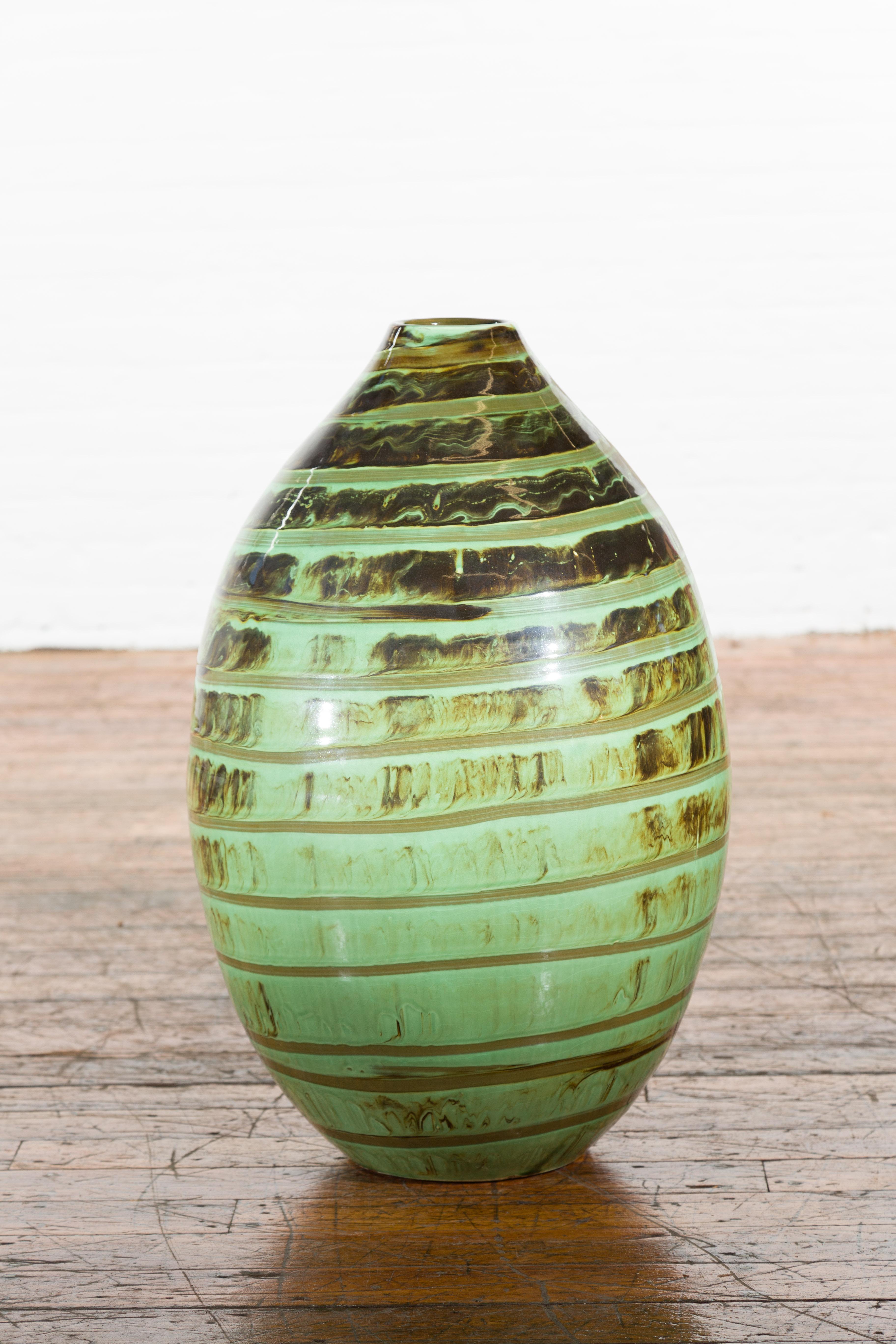 Kunsthandwerkliche zeitgenössische Keramikvase mit grüner und brauner Glasur und Spiraldekor (Thailändisch) im Angebot