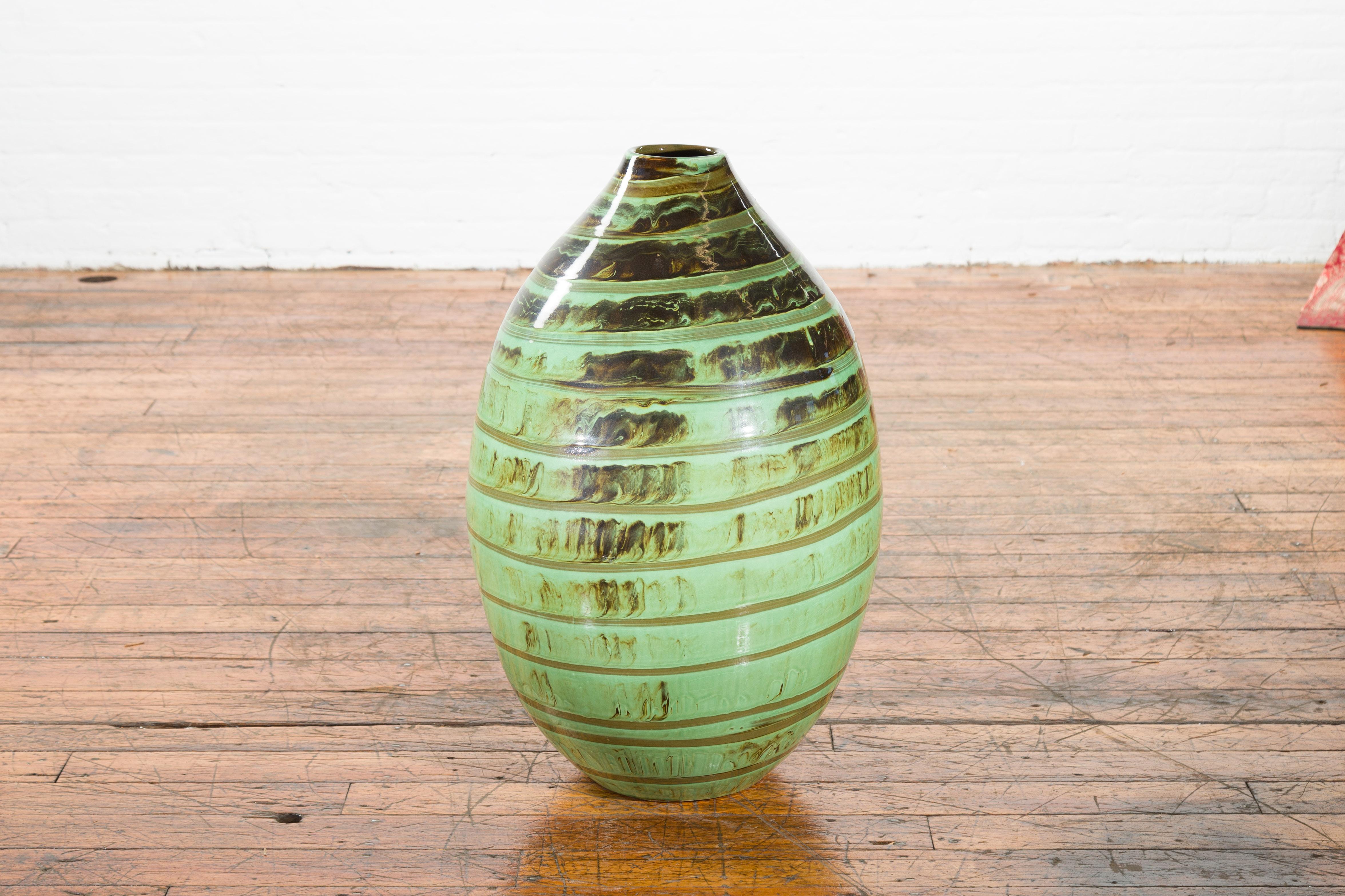 Kunsthandwerkliche zeitgenössische Keramikvase mit grüner und brauner Glasur und Spiraldekor im Zustand „Gut“ im Angebot in Yonkers, NY
