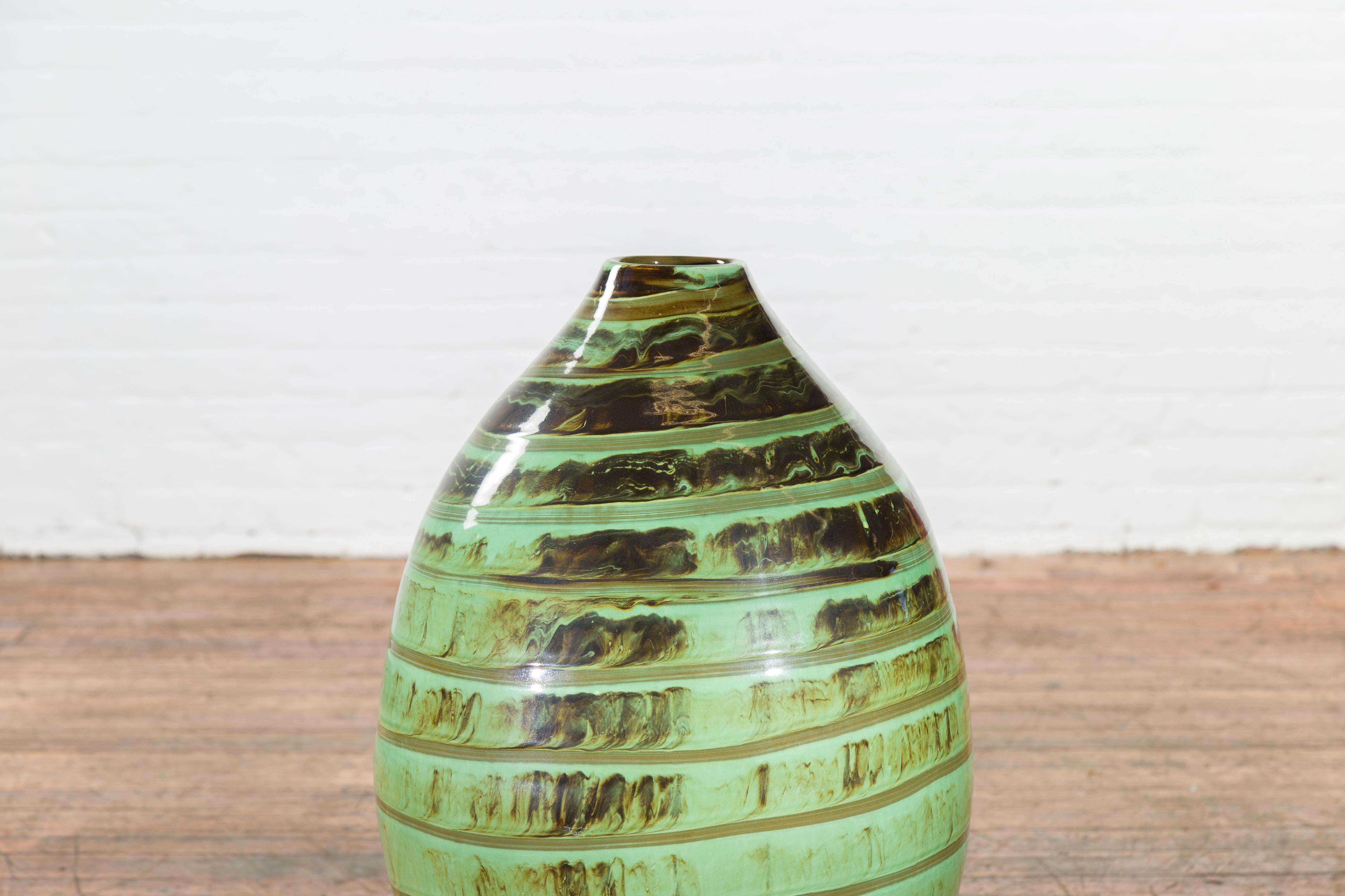 Kunsthandwerkliche zeitgenössische Keramikvase mit grüner und brauner Glasur und Spiraldekor im Angebot 2