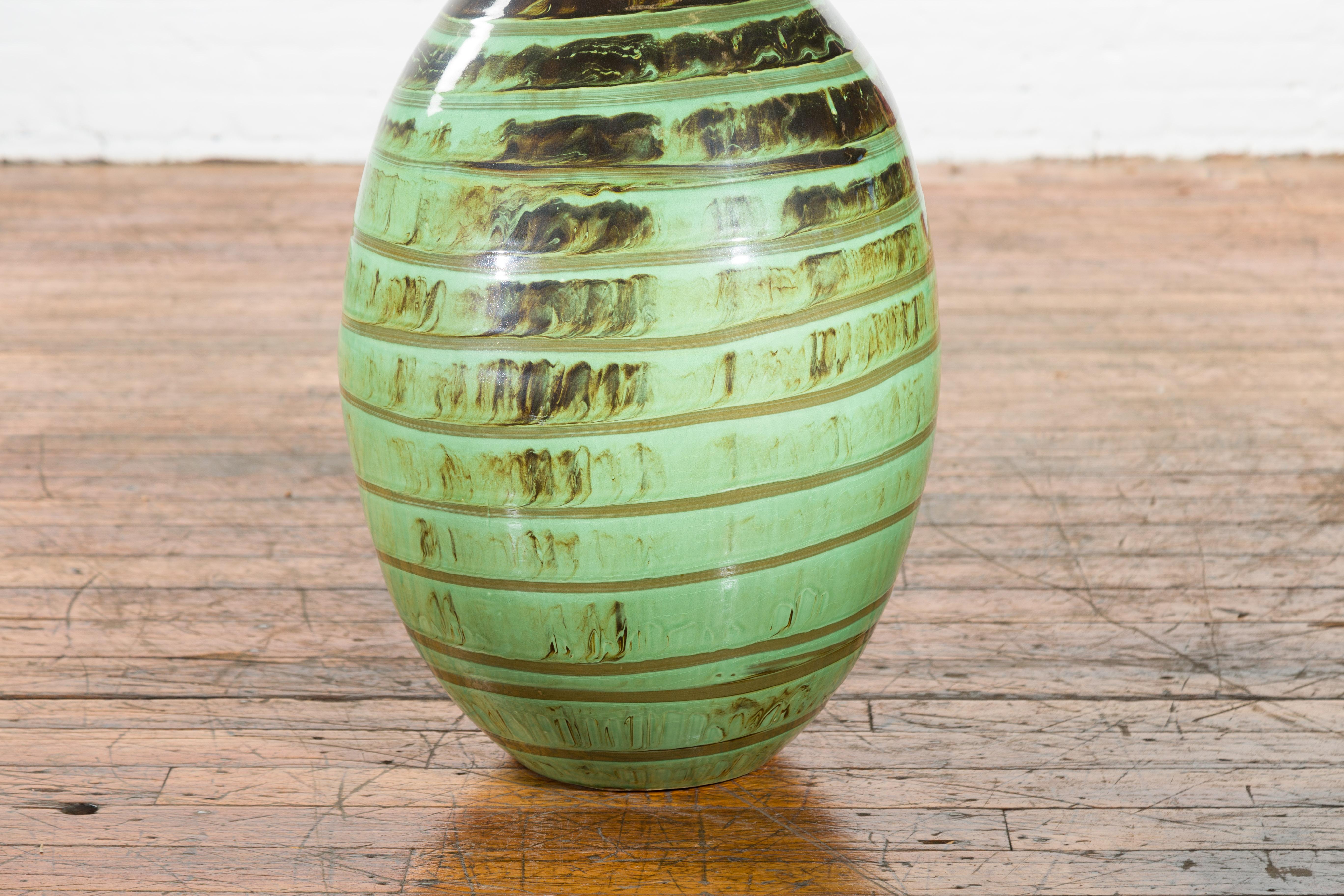 Kunsthandwerkliche zeitgenössische Keramikvase mit grüner und brauner Glasur und Spiraldekor im Angebot 3