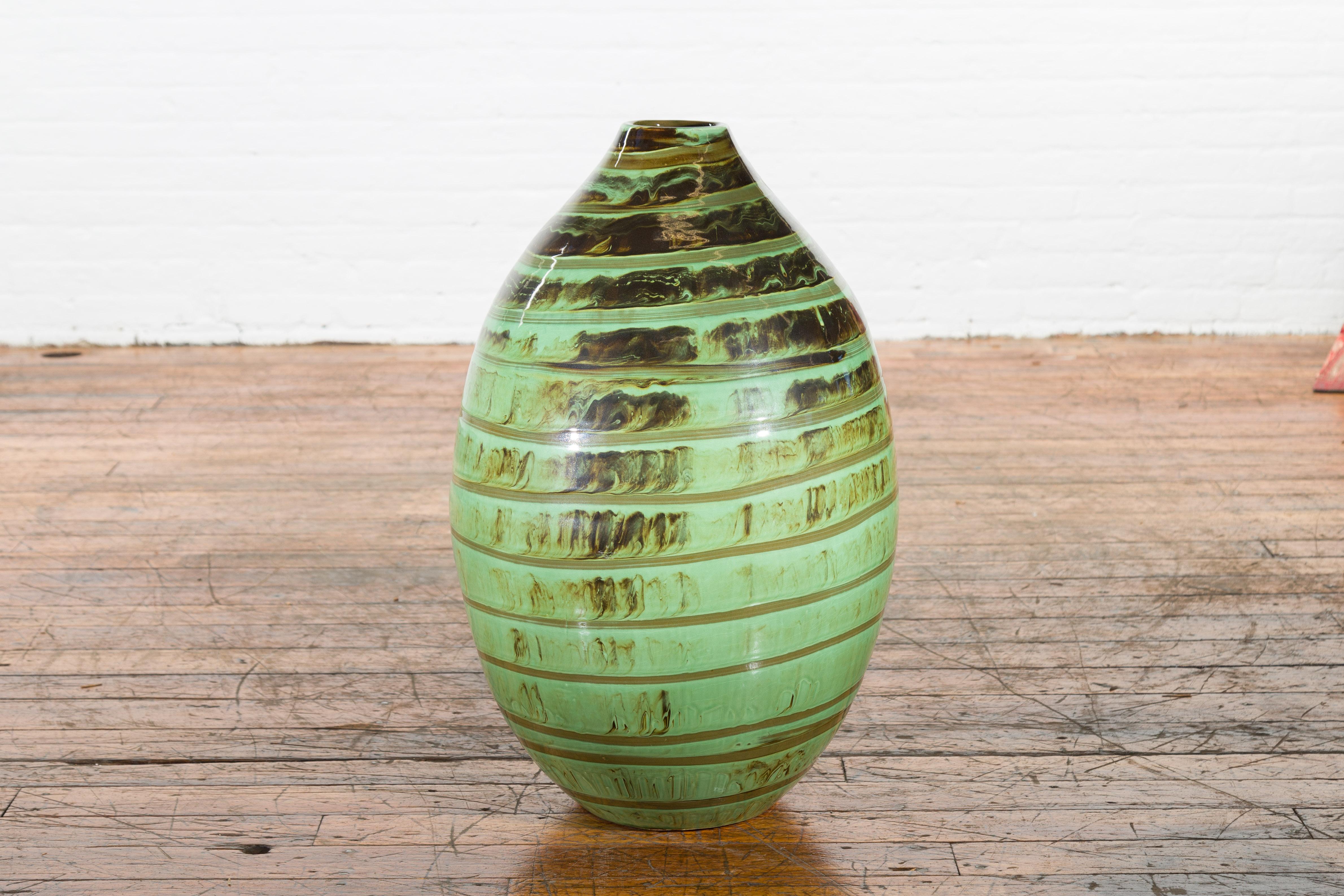 Kunsthandwerkliche zeitgenössische Keramikvase mit grüner und brauner Glasur und Spiraldekor im Angebot 4