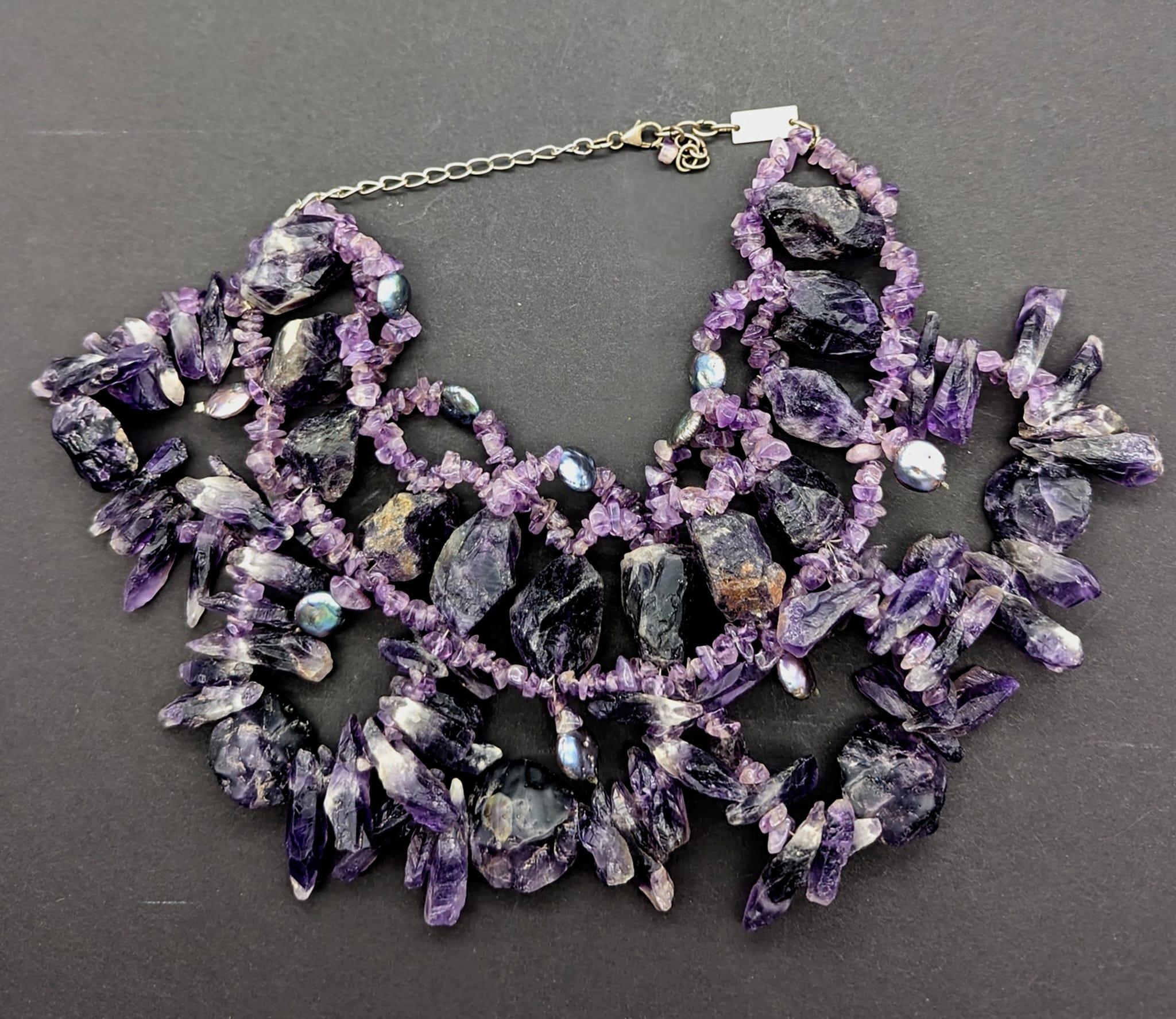 Offered is a handcrafted amethyst and iridescent sweet-water pearl choker created by the Argentine gemologist and jeweler, Mariana Lopez Osorio. 

It measures 16