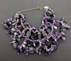 Gargantilla de amatista artesanal diseñada por Mariana López Osorio