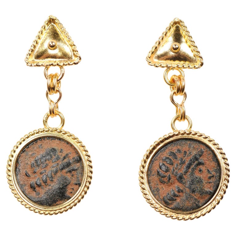 Boucles d'oreilles pendantes fabriquées de façon artisanale à partir de  pièces de bronze de la fin de l'époque romaine and Or 21 kt En vente sur  1stDibs