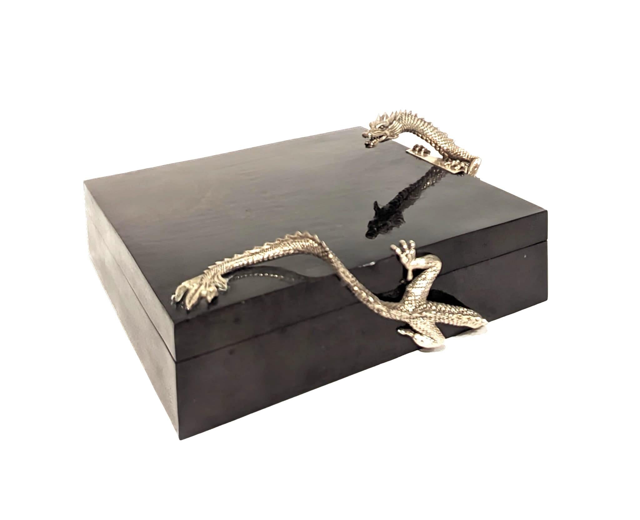 Diseñada en exclusiva por Urban Art Home, es una caja decorativa de madera distinta y elegante, hecha con laca y adornada con un dragón esculpido de plata de ley. 

La caja cuadrada mide 10,25