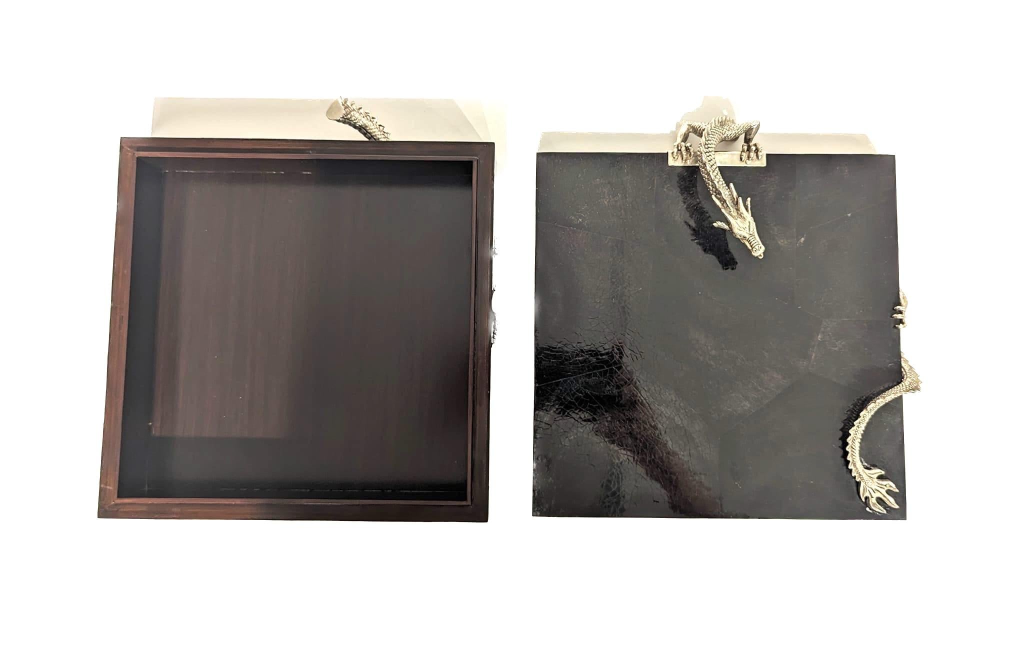 Caja decorativa artesanal adornada con un dragón de plata Tailandés en venta