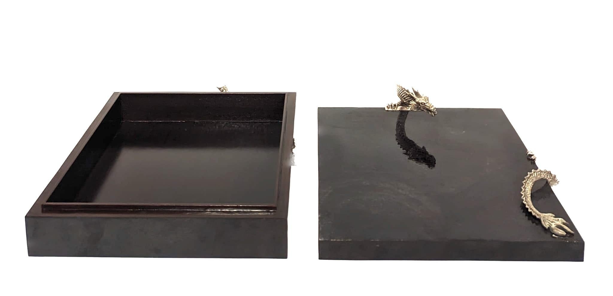 Caja decorativa artesanal adornada con un dragón de plata en Nuevo estado para la venta en Miami, FL