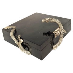 Caja decorativa artesanal adornada con un dragón de plata