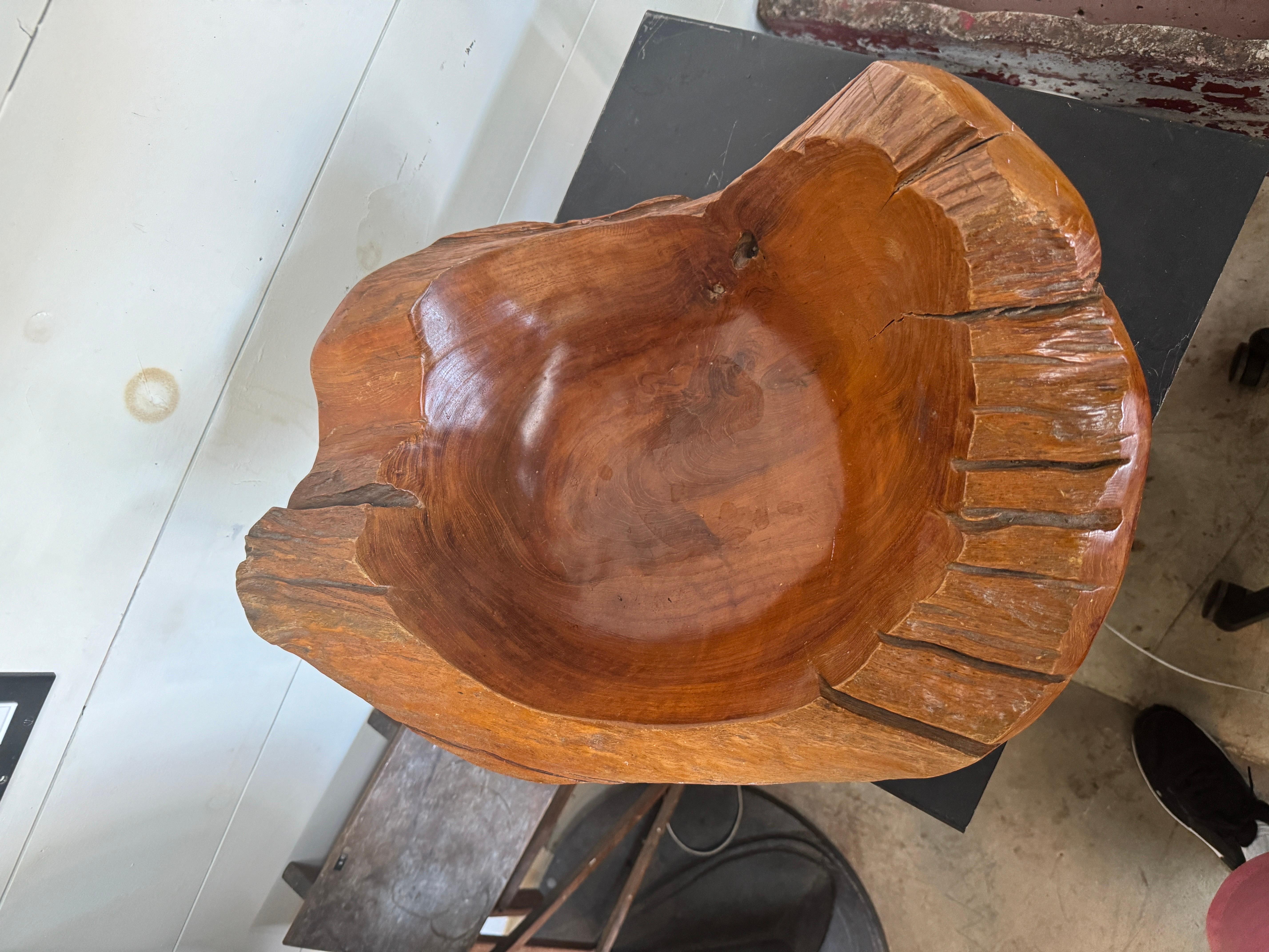Cuenco de teca orgánica artesanal, meticulosamente tallado a mano. Versátil para uso interior o exterior, sirve como frutero distintivo, jardinera o centro de mesa decorativo. Elegancia inspirada en la naturaleza para cualquier espacio.

Medidas: