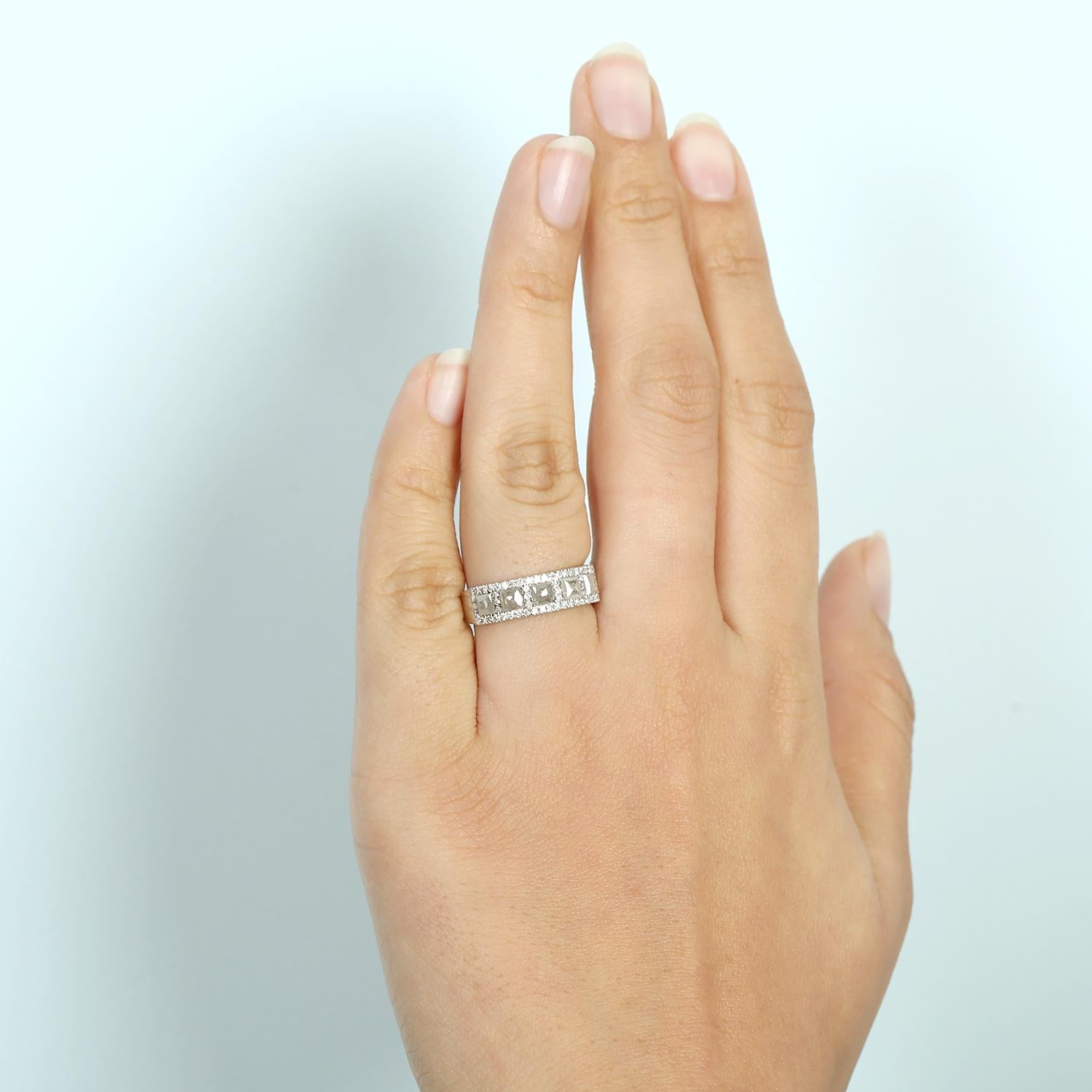 Questo elegante anello a fascia di Artisan sfoggia cinque diamanti taglio princess incorniciati da una scintillante aureola di brillanti rotondi, per un totale di 1,00ct e incastonati in 4,190g di oro bianco 18K, misura US 6,75. La sua silhouette