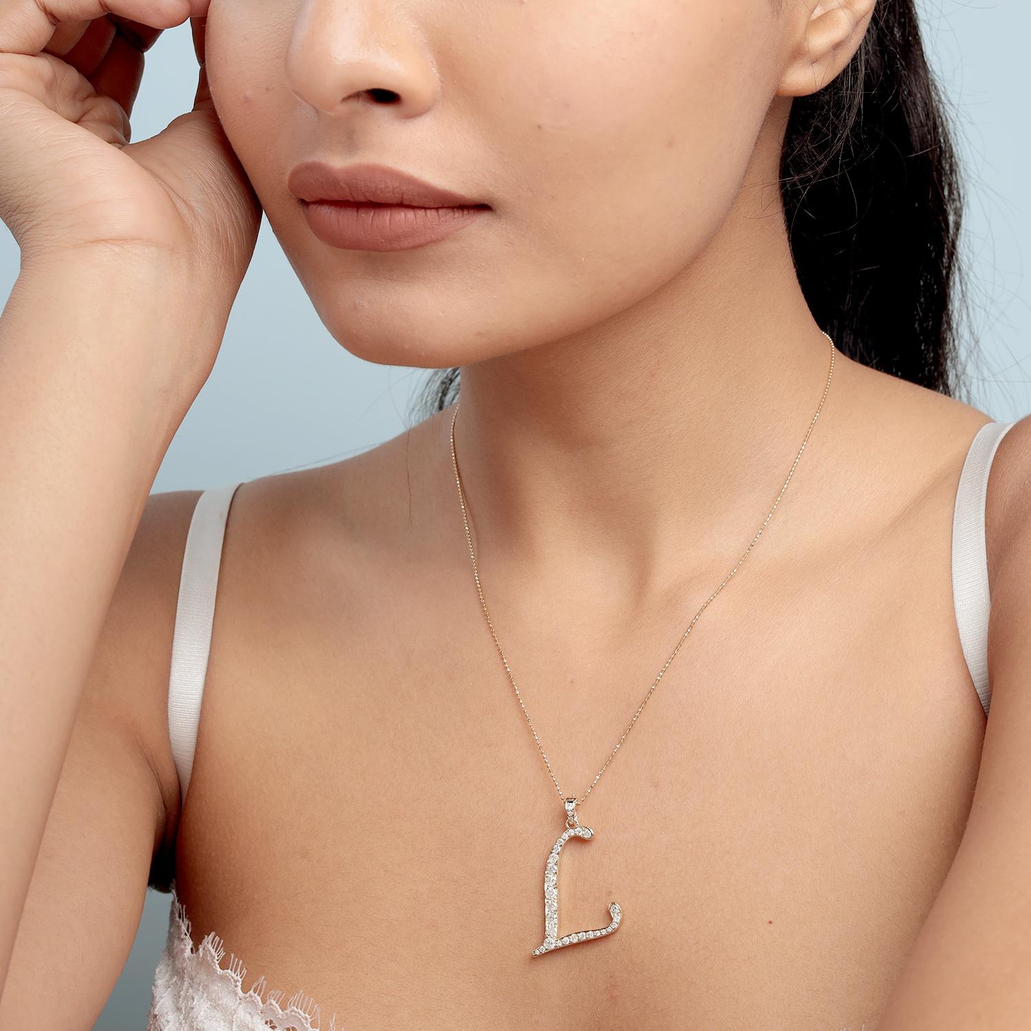 Questo elegante ciondolo con iniziale di Artisan è caratterizzato dalla lettera 