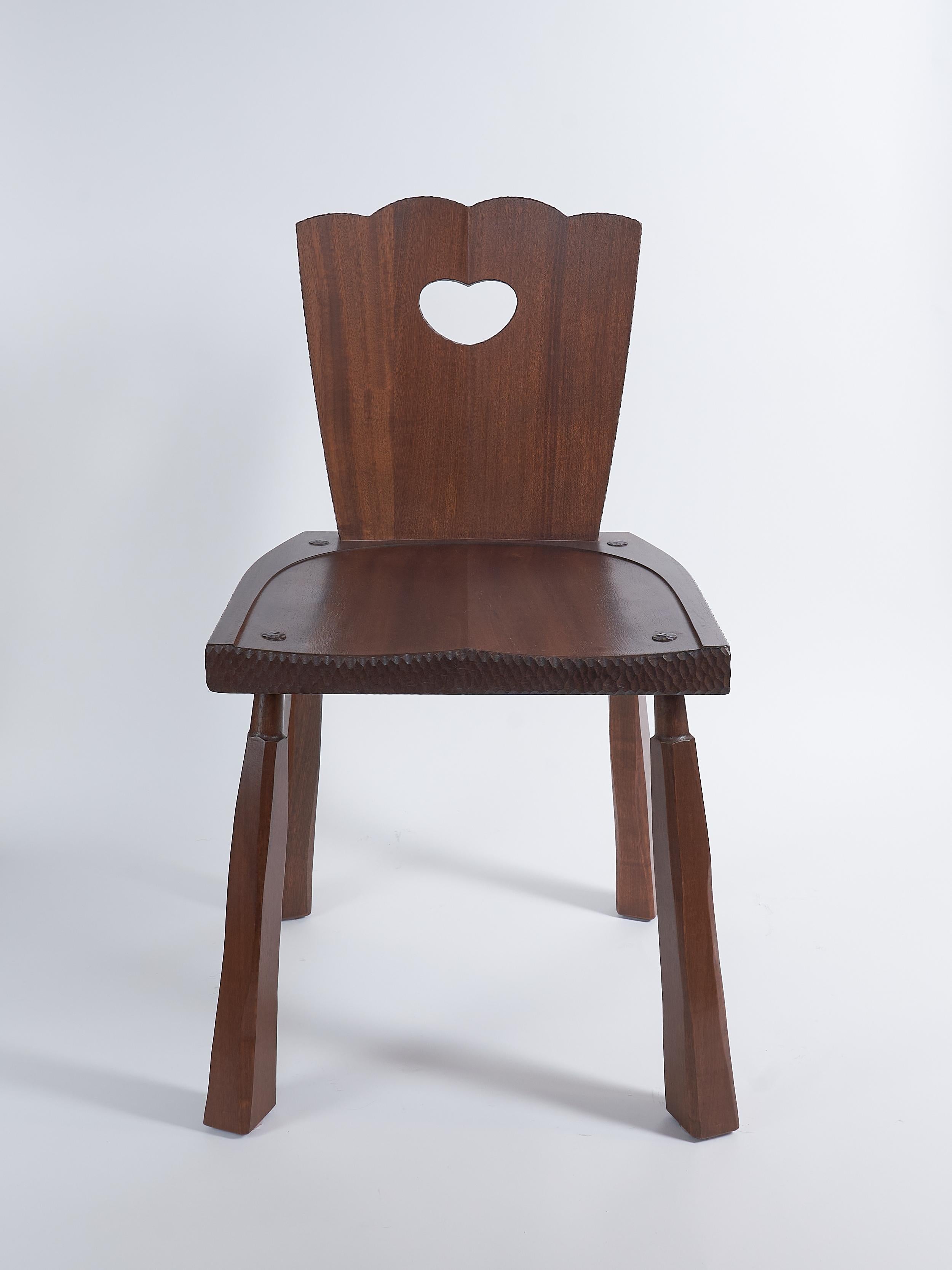 Sedia da pranzo artigianale in Sapele con bordi intagliati progettata e realizzata da Valeriy Khvan

Realizzata con precisione e cura, questa sedia da pranzo artigianale mette in mostra il carattere ricco del legno di sapele, un legno pregiato per