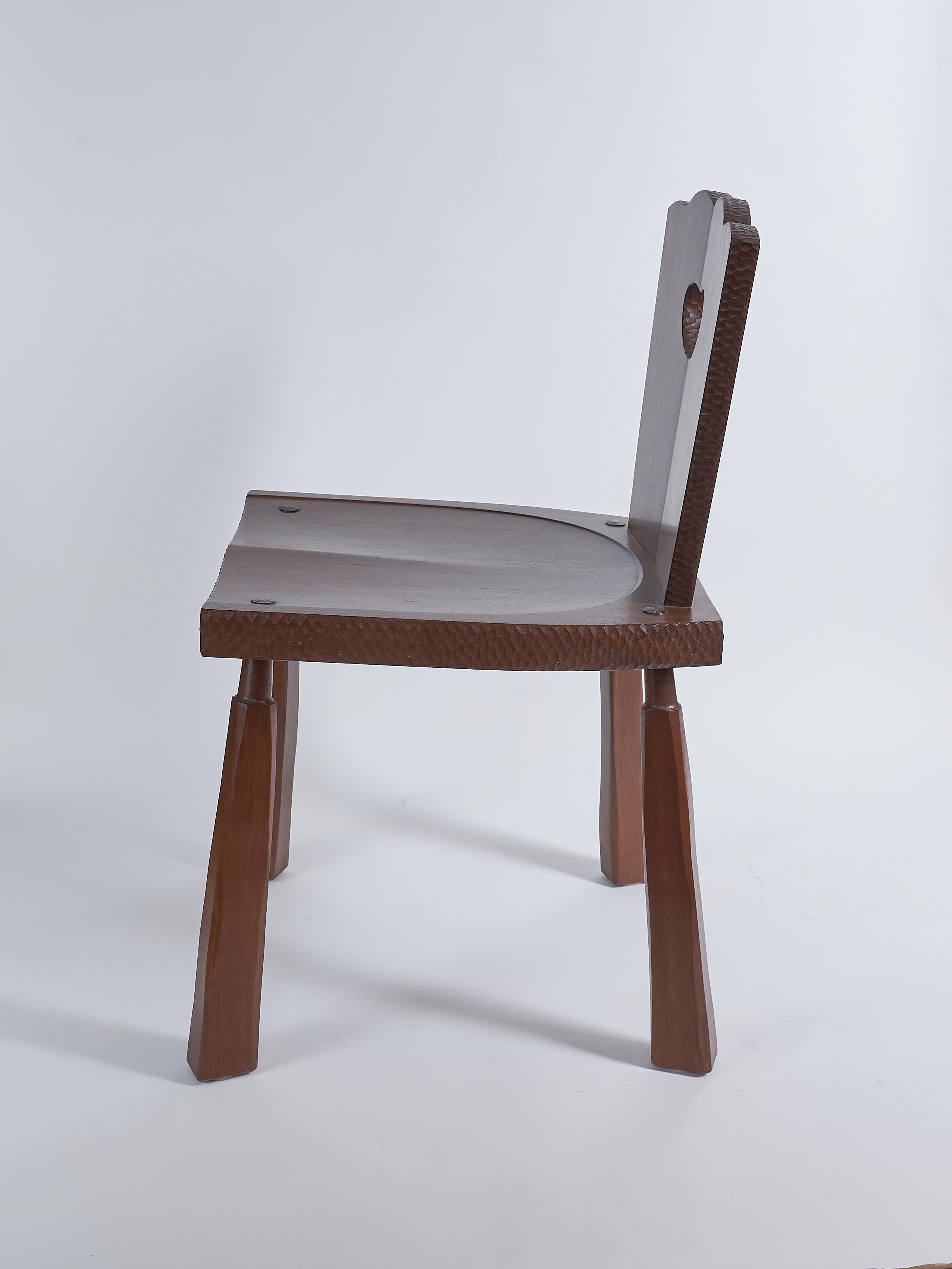 Moderno Sedia da pranzo artigianale in Sapele con bordi intagliati in vendita
