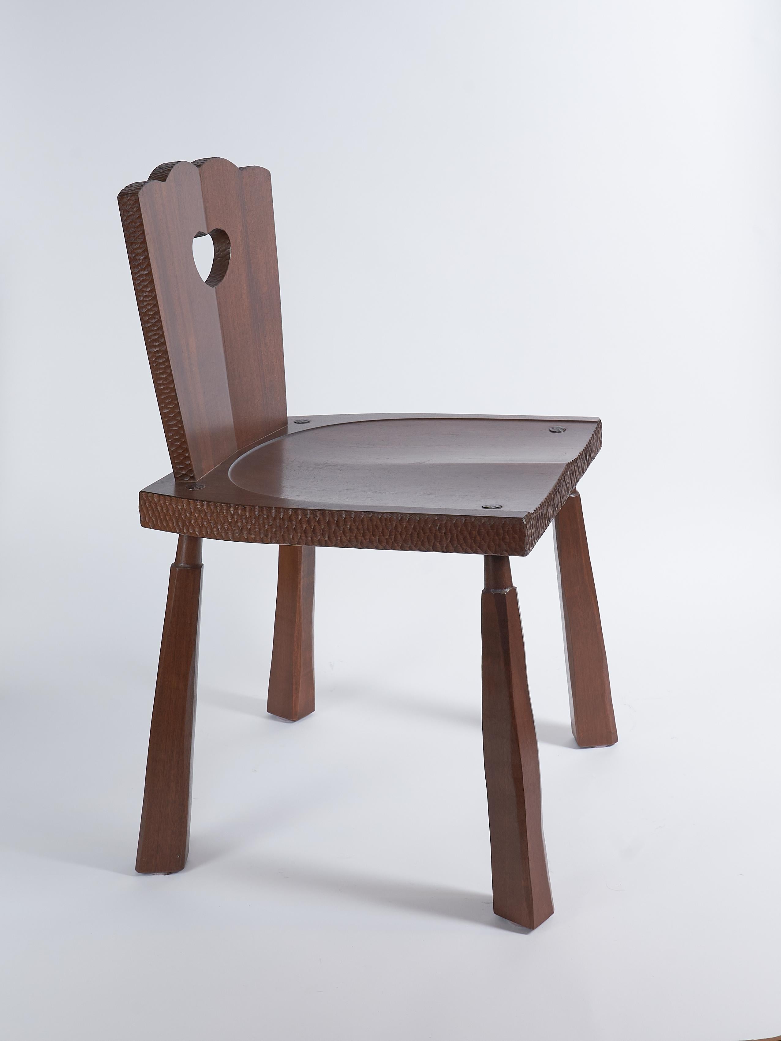Frassino Sedia da pranzo artigianale in Sapele con bordi intagliati in vendita