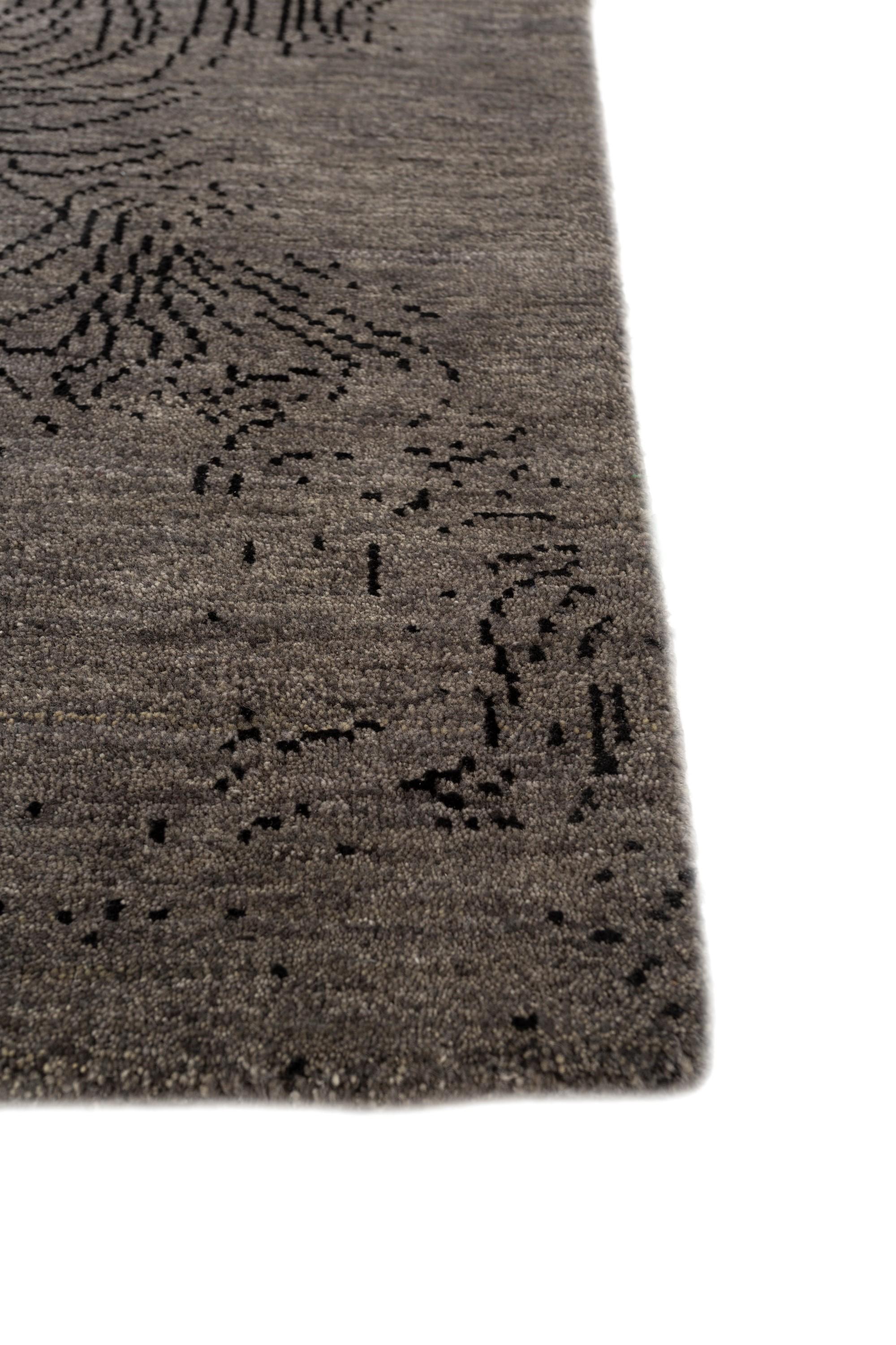 Introducing the Modern Rug  – a masterpiece hand-knotted with precision in rural India. Crafted from a blend of luxurious wool and bamboo silk, this handknotted rug seamlessly combines modern designs with traditional craftsmanship. The mesh textures