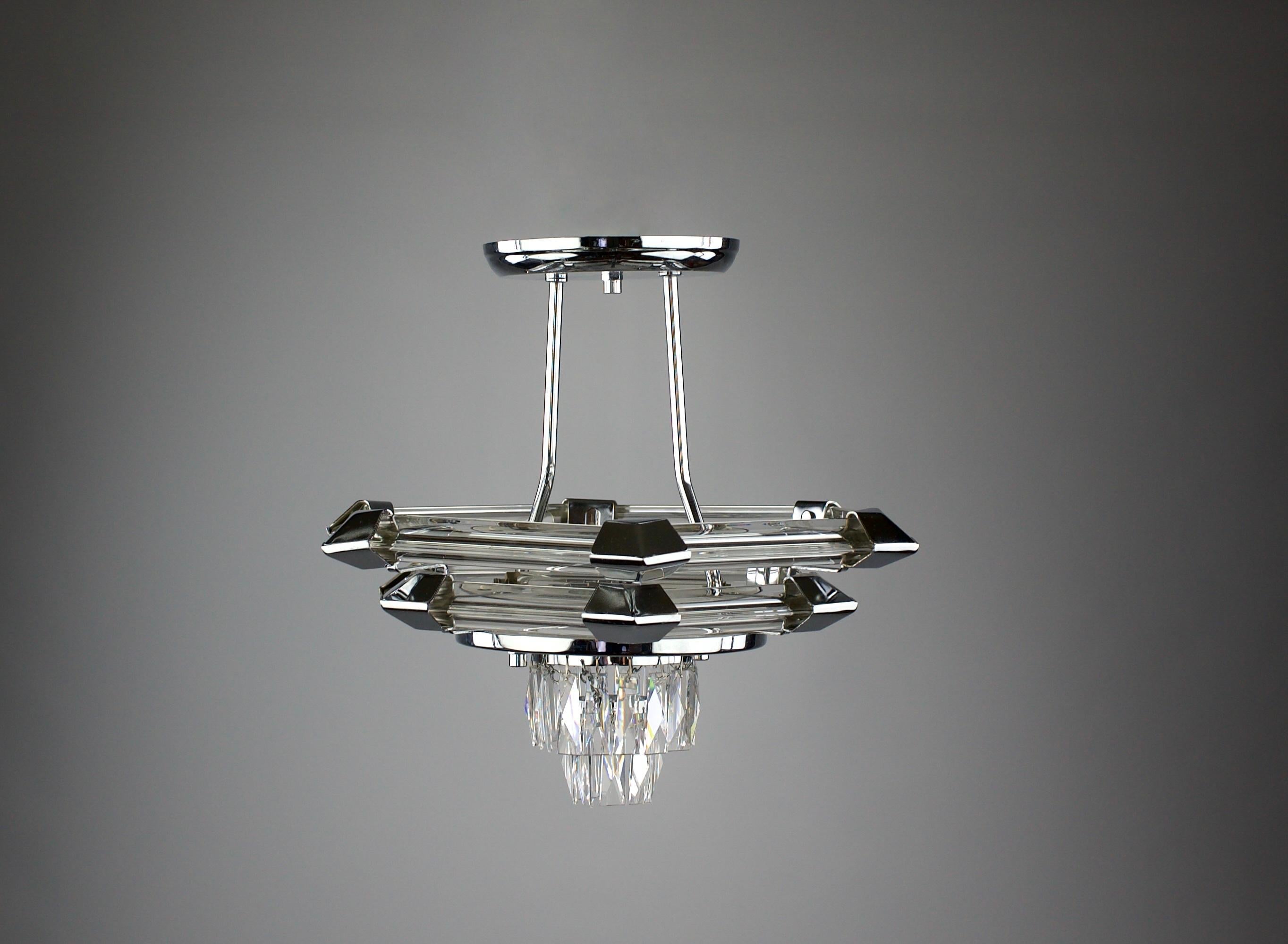 Preciosa lámpara de araña modernista de estilo art déco de Klein en Baccarat, Francia, principios de la década de 2000. Pegatina de fabricación presente. Dos disponibles.

Excelente estado.

Dimensiones en cm ( A x P ) : 38 x 42

Envío seguro.