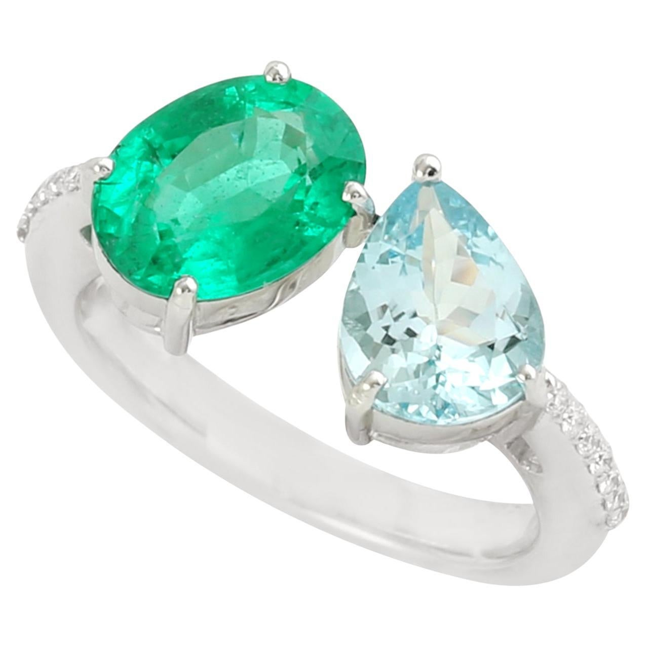 Anello bypass artigianale con smeraldo e acquamarina e diamanti in oro bianco 18 carati in vendita